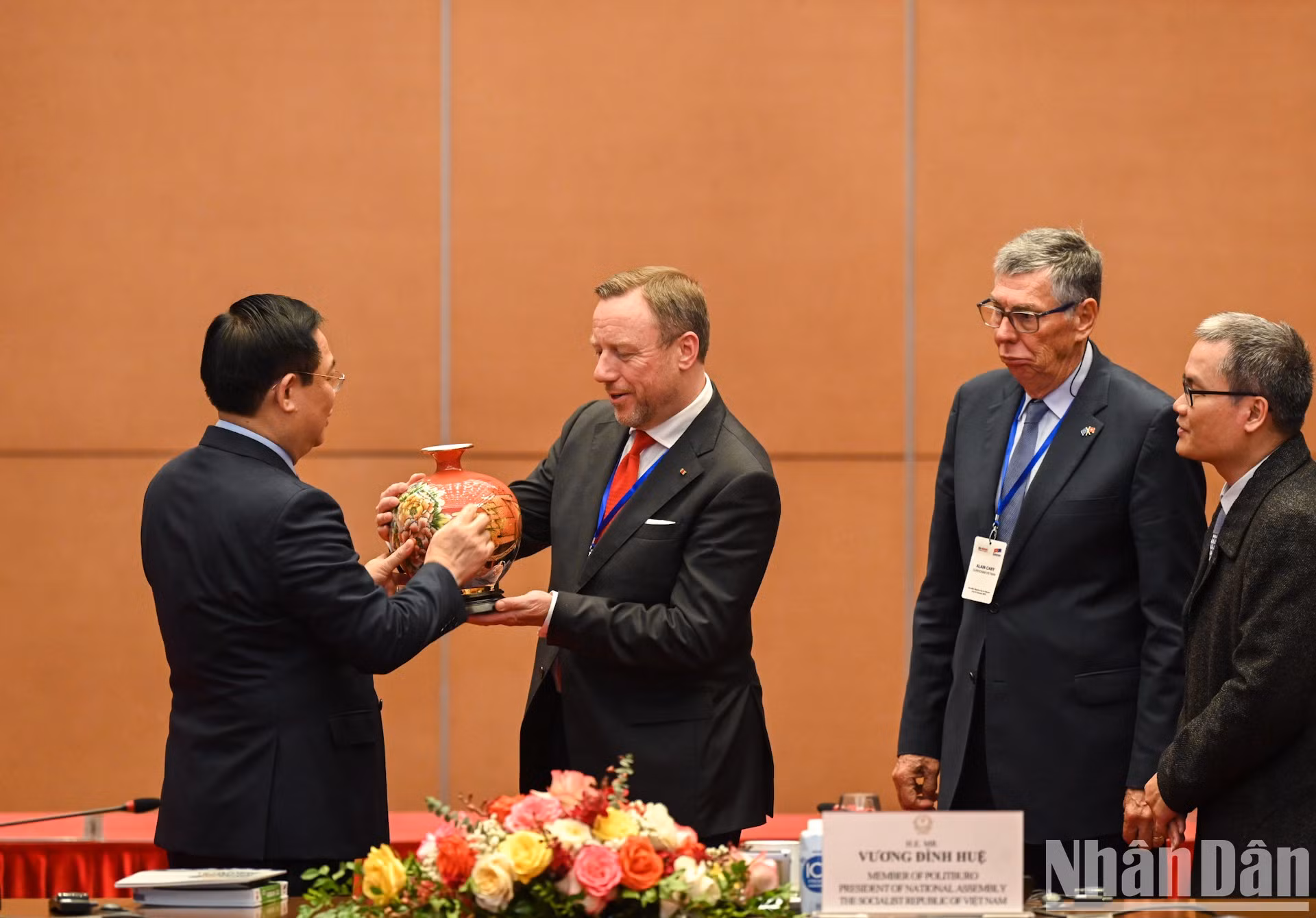Dinh Hue entrega recuerdos a los delegados.