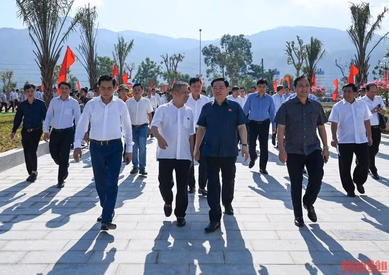 El presidente de la AN y los delegados en la visita a la cervecería Hanói-Nghe Tinh El presidente de la AN y los delegados en la visita a la cervecería Hanói-Nghe Tinh