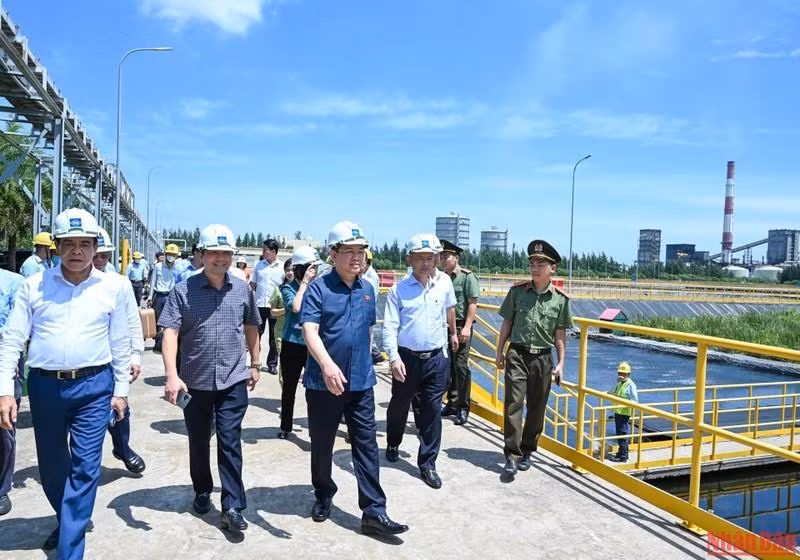 El presidente de la AN, Vuong Dinh Hue, inspecciona el área de tratamiento de aguas residuales en la fábrica Formosa Ha Tinh. El presidente de la AN, Vuong Dinh Hue, inspecciona el área de tratamiento de aguas residuales en la fábrica Formosa Ha Tinh.