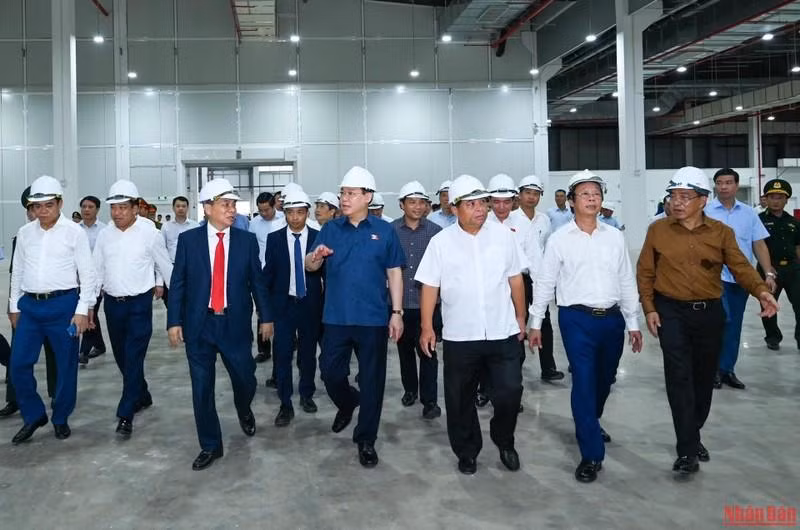 El máximo dirigente legislativo y su delegación visitan la fábrica de baterías VineES. El máximo dirigente legislativo y su delegación visitan la fábrica de baterías VineES.