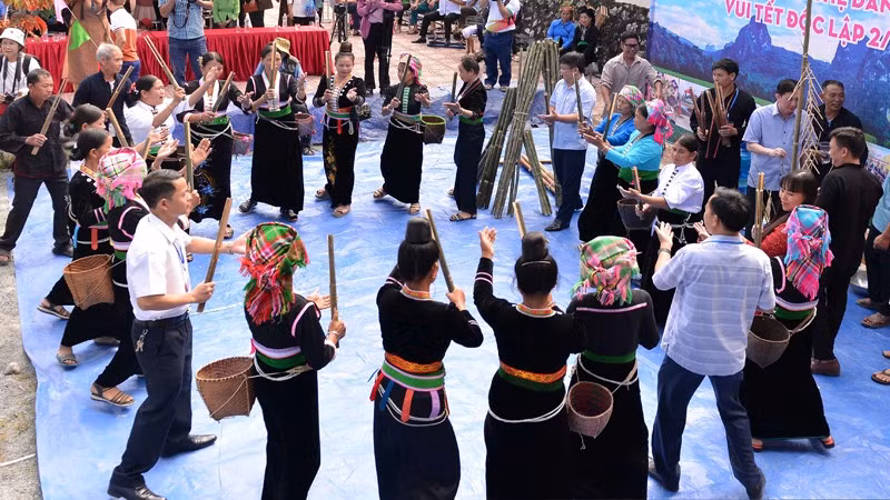 La actividad más alegre es un baile grupal que une a la gente local. La actividad más alegre es un baile grupal que une a la gente local.