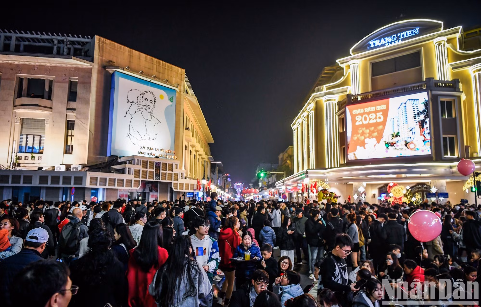 [Foto] Atmósfera de Año Nuevo 2025 en la capital vietnamita