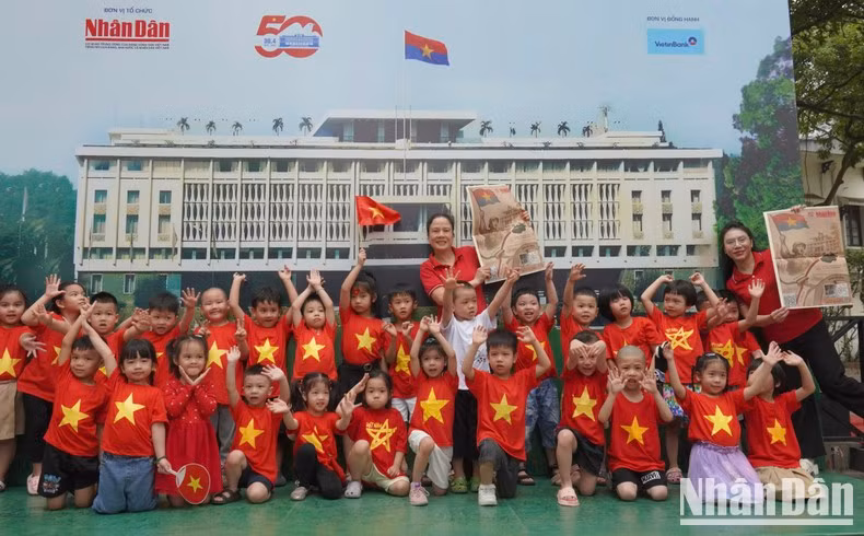 Los niños del jardín de infancia Agosto, con camisetas de la bandera roja y estrellas amarillas, se toman fotos en su visita a la exposición. Los niños del jardín de infancia Agosto, con camisetas de la bandera roja y estrellas amarillas, se toman fotos en su visita a la exposición.
