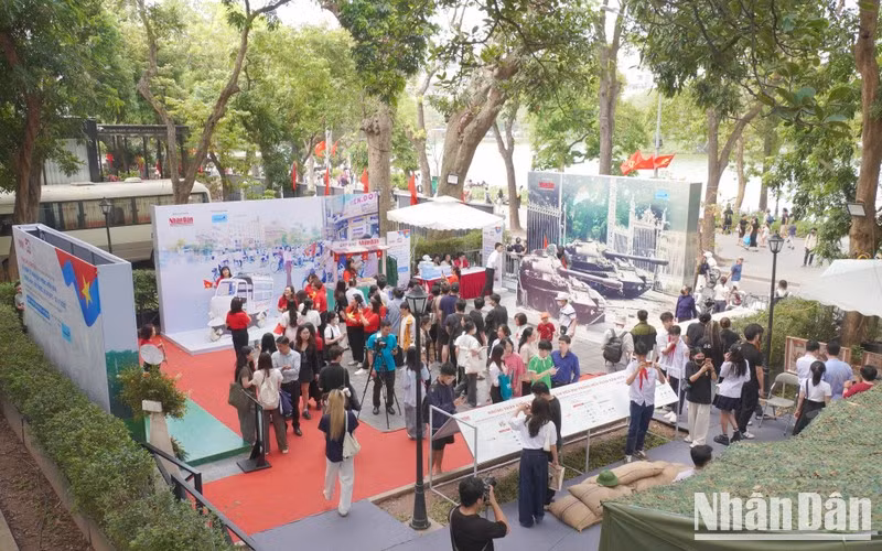 [Foto] Jóvenes hacen fila para recibir publicación informativa especial de Nhan Dan