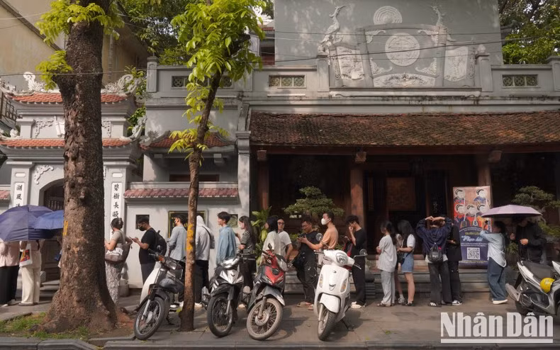 Una larga fila de personas se forma frente al templo de Nam Huong.