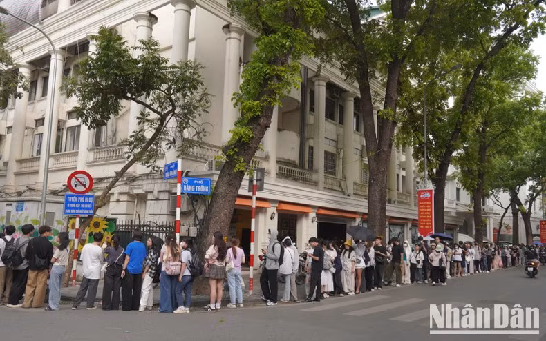 Se forman largas colas de personas a lo largo de la calle Bao Khanh.