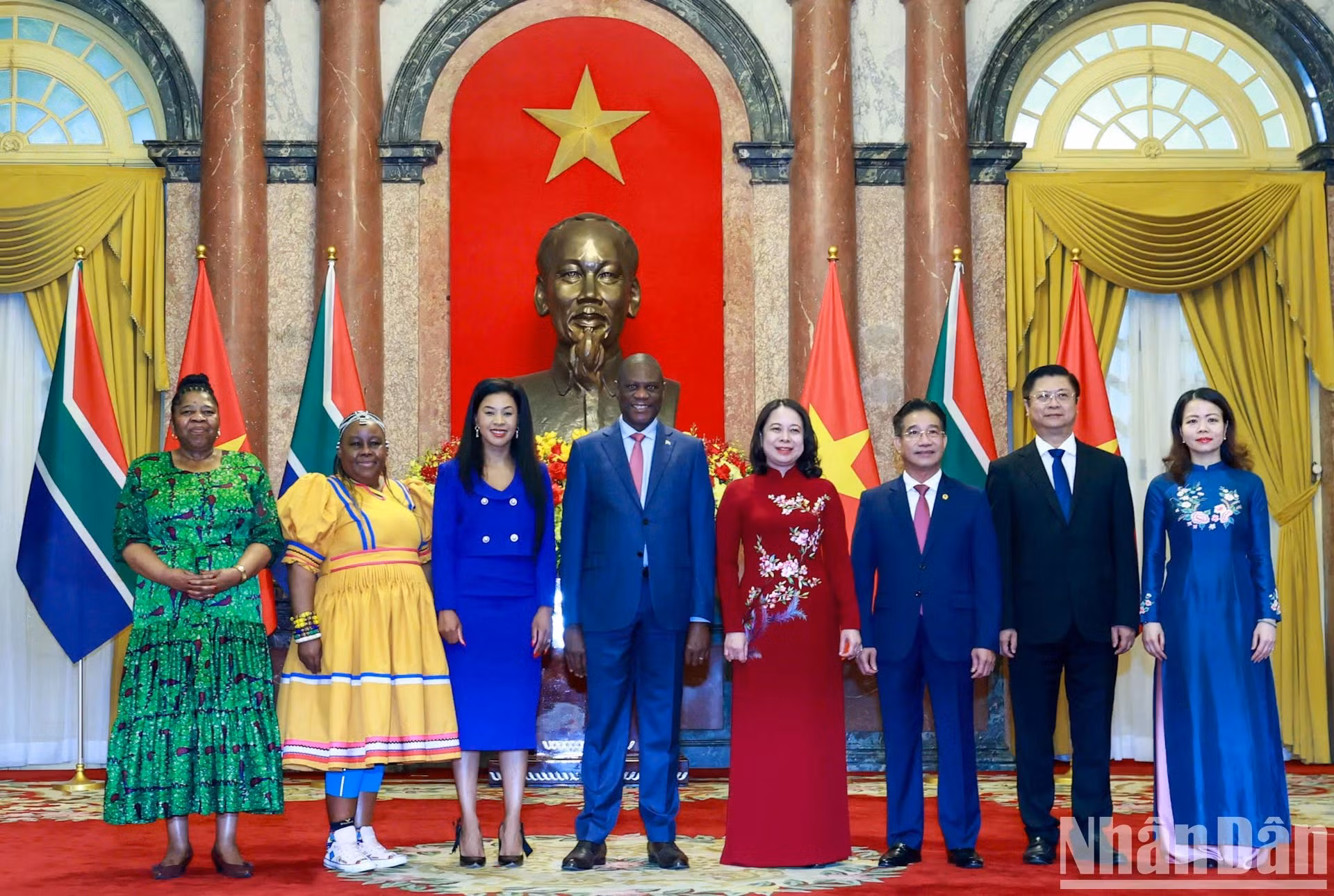Los dos Vicepresidentes posan para una foto de recuerdo con los delegados de los dos países.