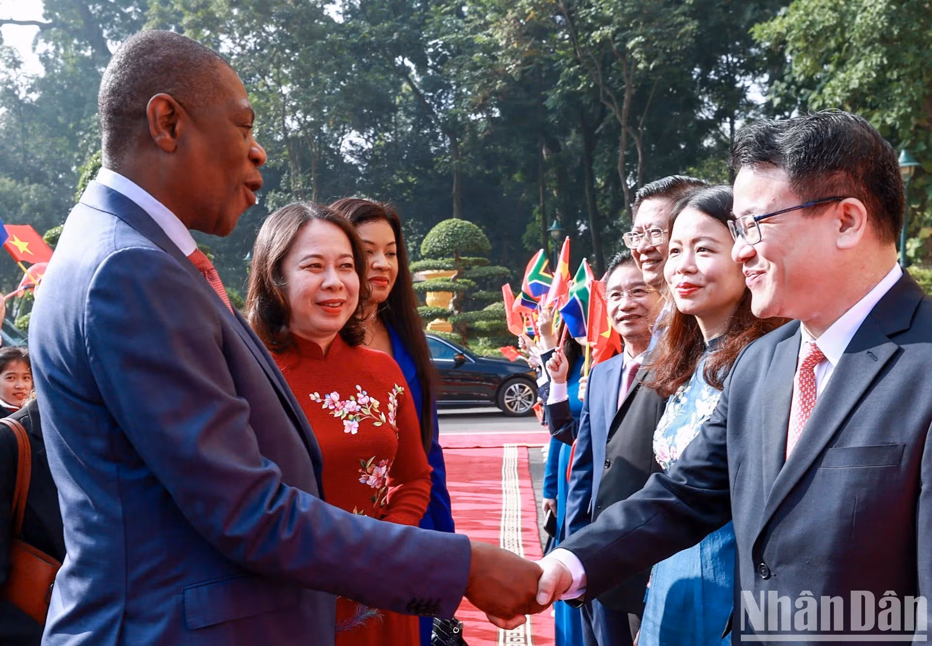 La vicepresidenta vietnamita Vo Thi Anh Xuan presenta al vicepresidente de Sudáfrica, Paul Mashatile, los delegados vietnamitas que asisten a la ceremonia de bienvenida.