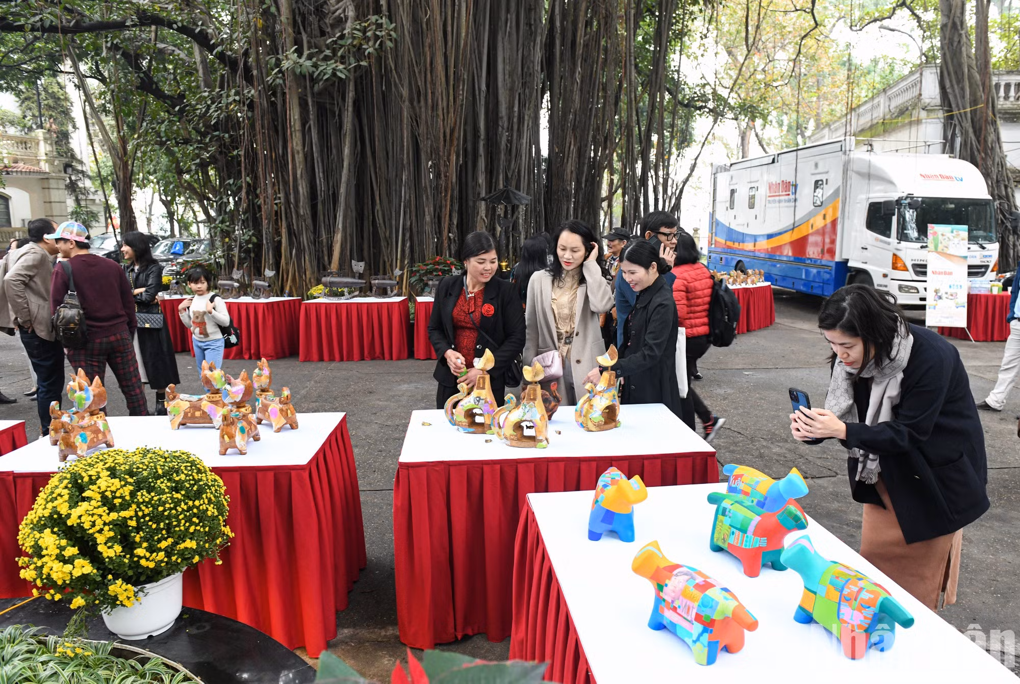 El evento constituye un encuentro artístico con pinturas y esculturas asociadas al simpático animalito. (Foto: Thanh Dat)