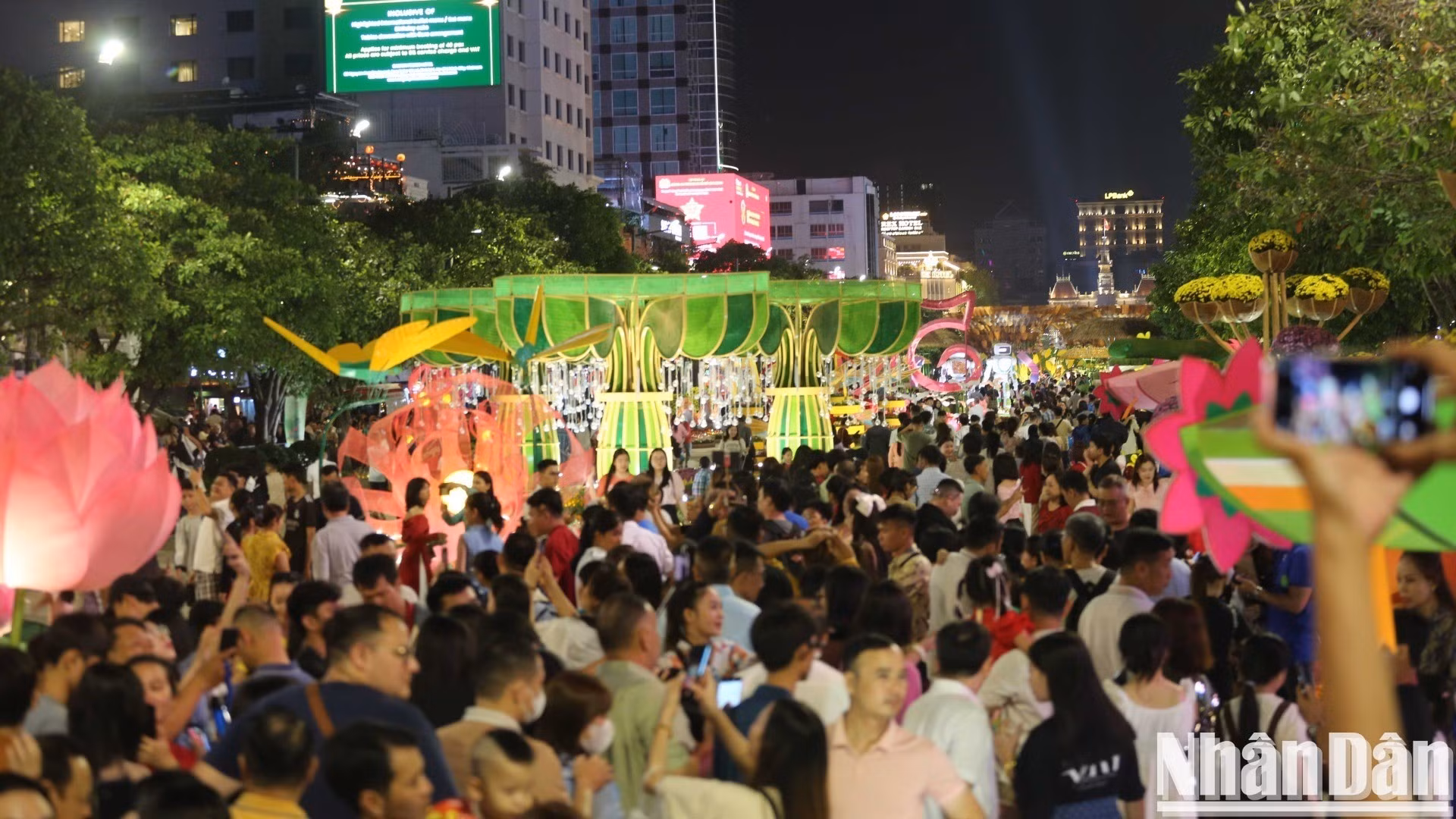 La calle de flores de Nguyen Hue brilla con colores para dar la bienvenida al Año Nuevo Lunar 2025. La calle de flores de Nguyen Hue brilla con colores para dar la bienvenida al Año Nuevo Lunar 2025.