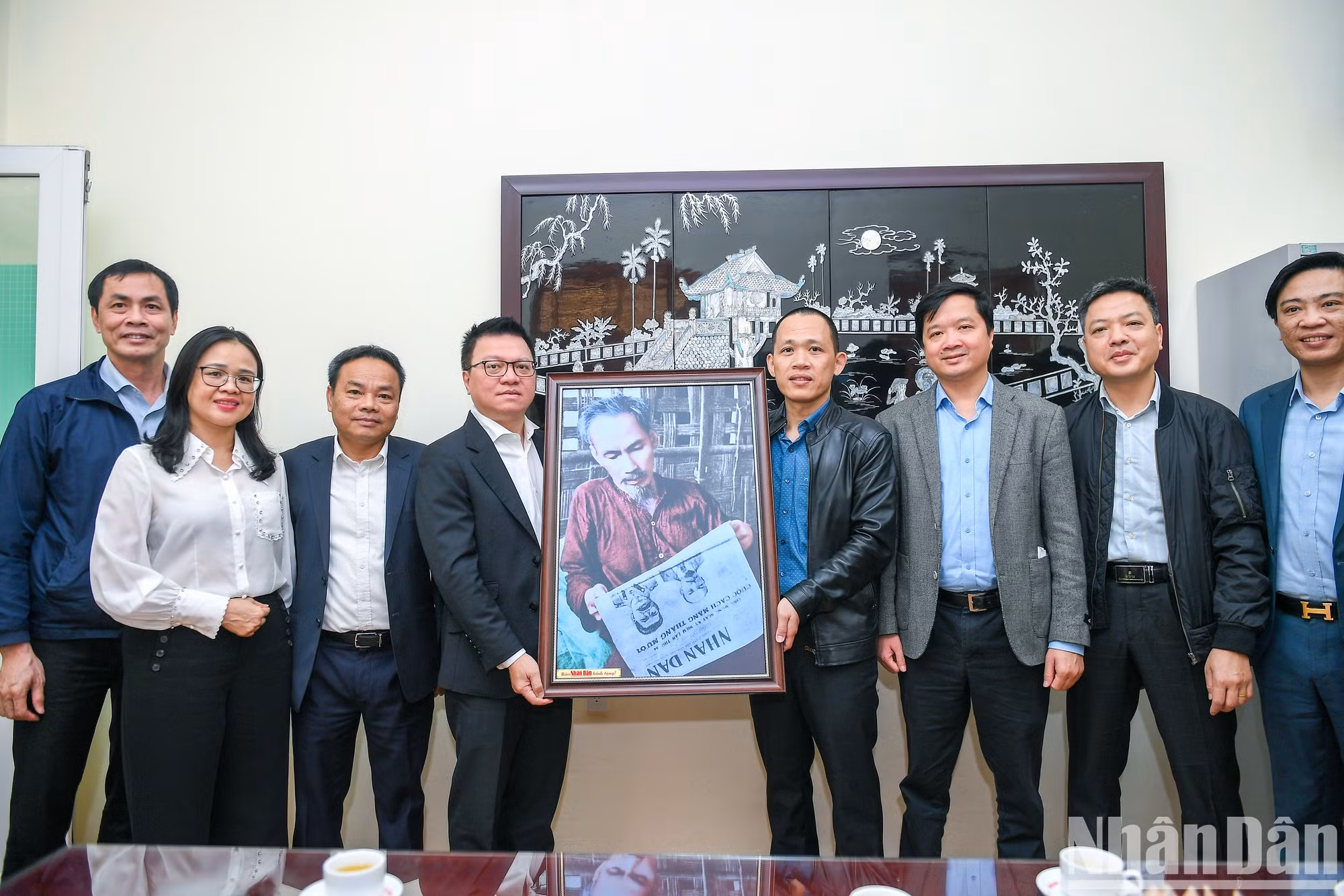 Quoc Minh entrega obsequios a la Oficina de Representación de Nhan Dan en Son La.