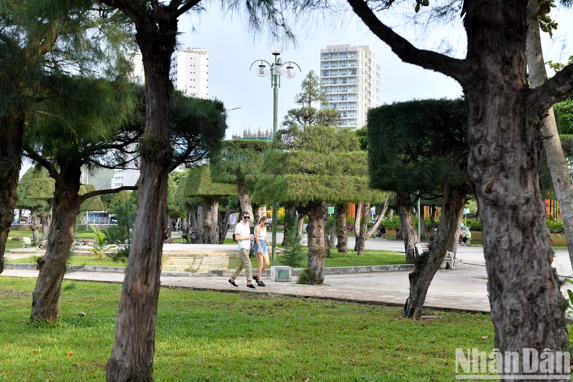 Los turistas extranjeros adoran esta ciudad por sus senderos junto a la larga costa.