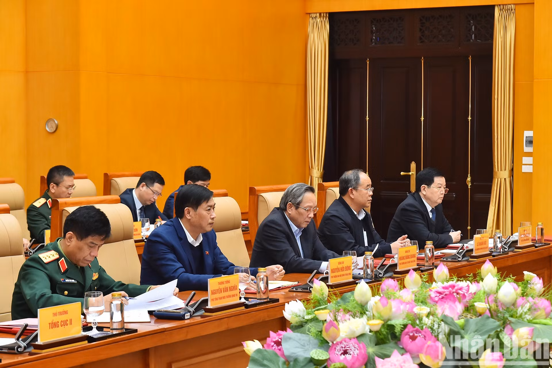 El viceprimer ministro Mai Van Chinh y los delegados a la reunión.