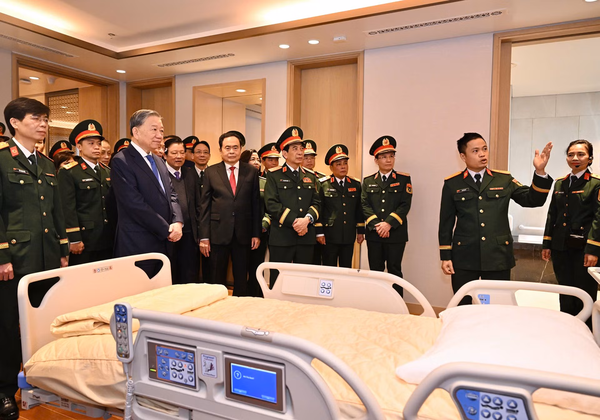 El secretario general del PCV, To Lam; el presidente de la Asamblea Nacional, Tran Thanh Man y los delegados visitan el Instituto de Protección y Atención de Salud para los cuadros de órganos del Comité Central del Partido.