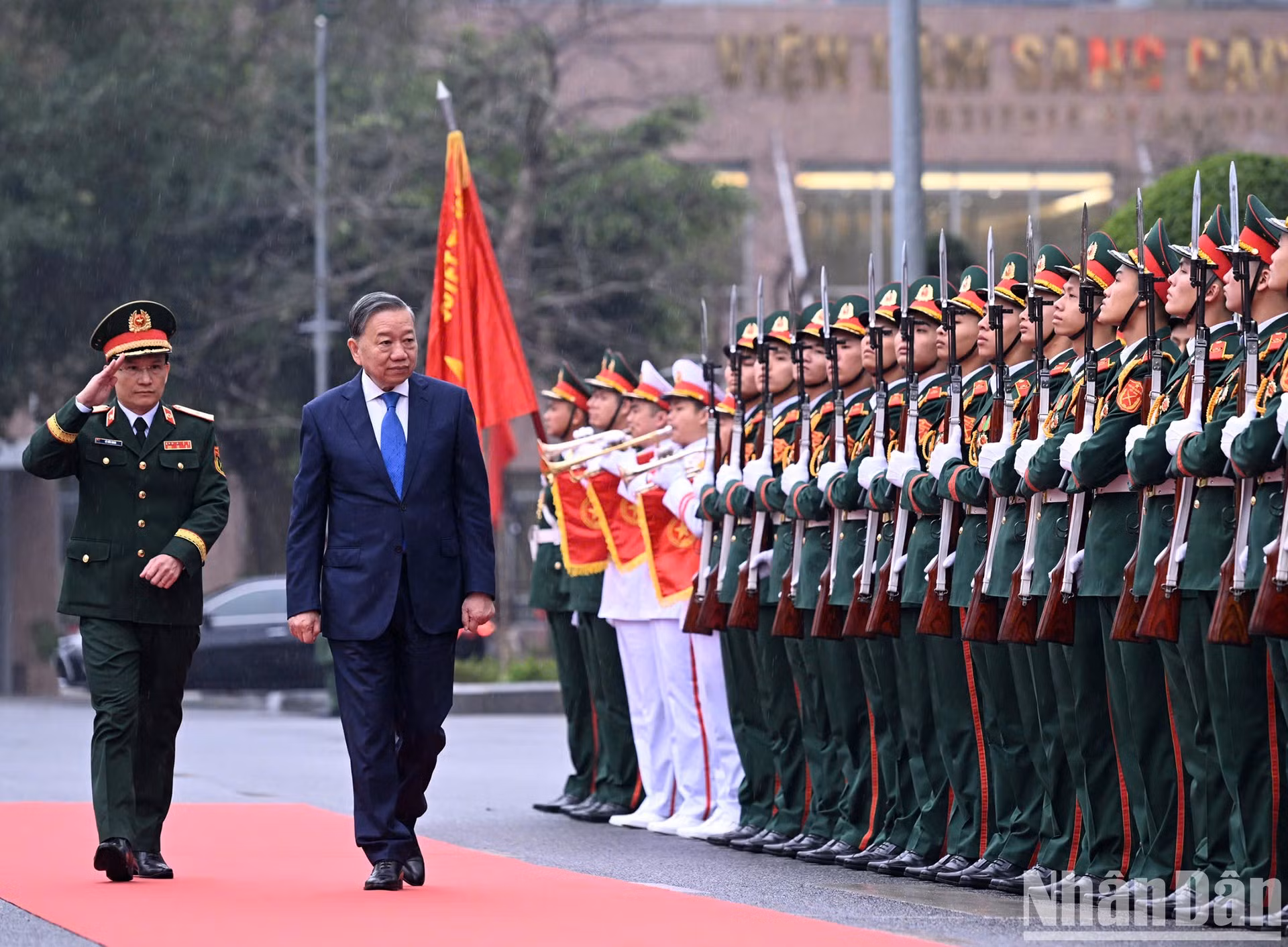 El secretario general del PCV, To Lam, pasa revista a la guardia de honor en la ceremonia.