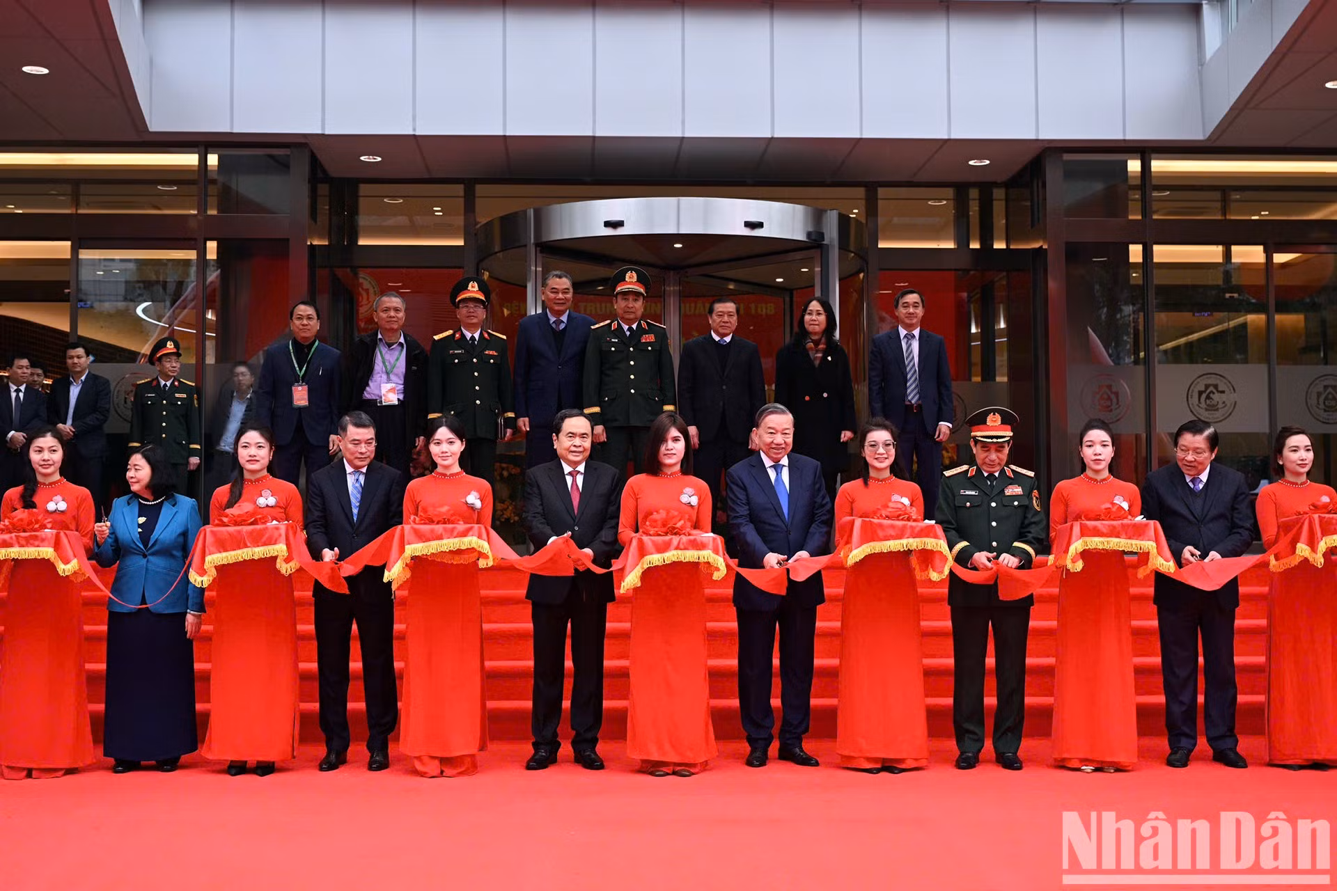 El secretario general del PCV, To Lam; el presidente de la Asamblea Nacional, Tran Thanh Man, y otros líderes del Partido y del Estado inauguran el Instituto de Protección y Atención Sanitaria para los cuadros de los órganos del Comité Central del Partido.