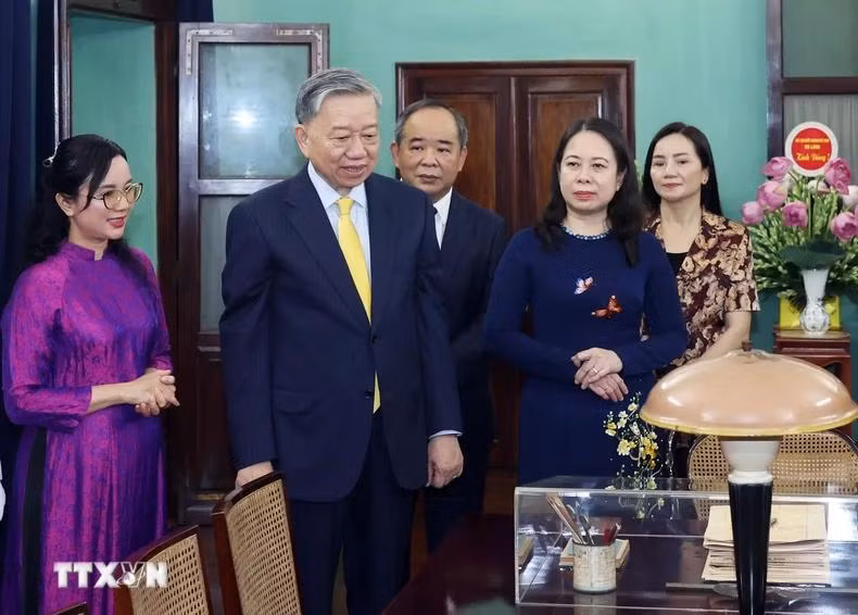 El presidente To Lam conversa con funcionarios en la zona de reliquias dedicada al Presidente Ho Chi Minh en el Palacio Presidencial.