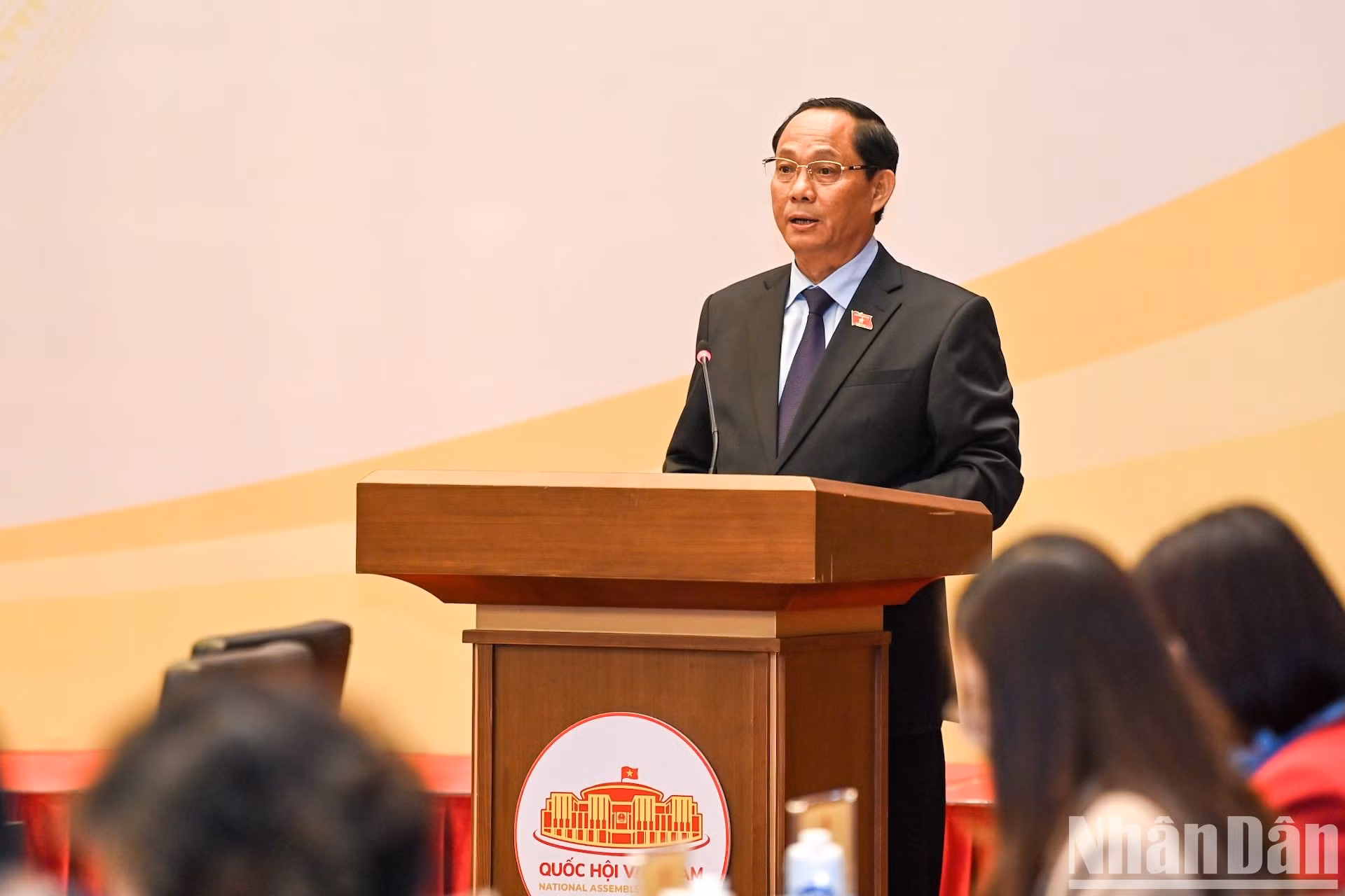 El vicepresidente de la Asamblea Nacional, Tran Quang Phuong, habla en la reunión.