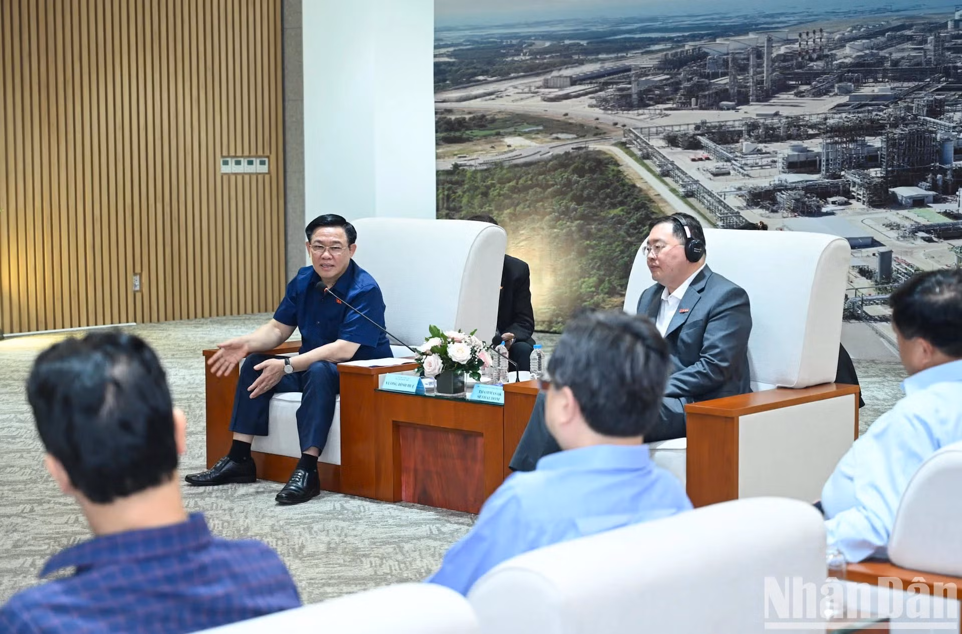 Dinh Hue habla en la reunión.