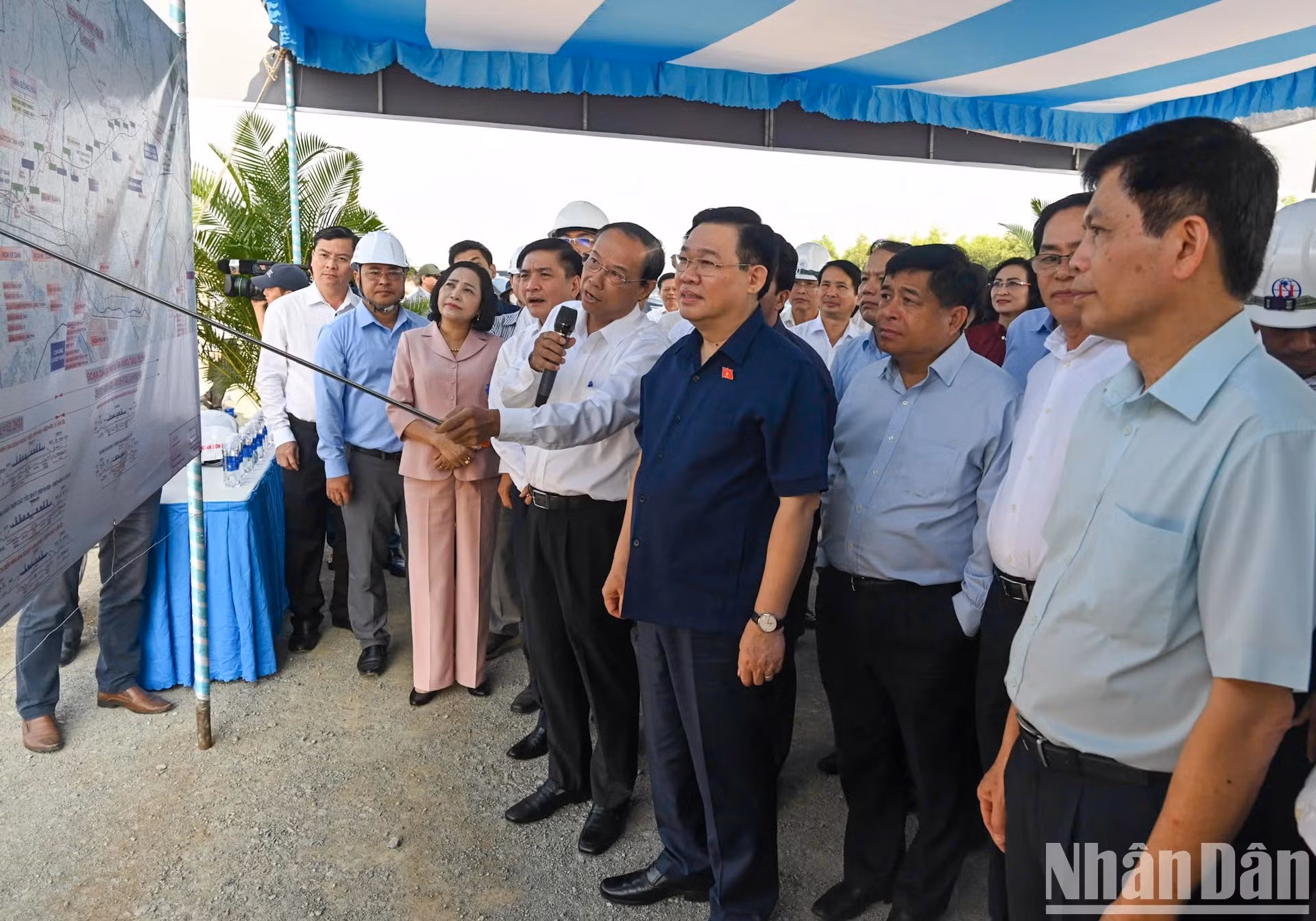 El presidente de la AN, Vuong Dinh Hue, escucha un informe sobre el progreso del proyecto.