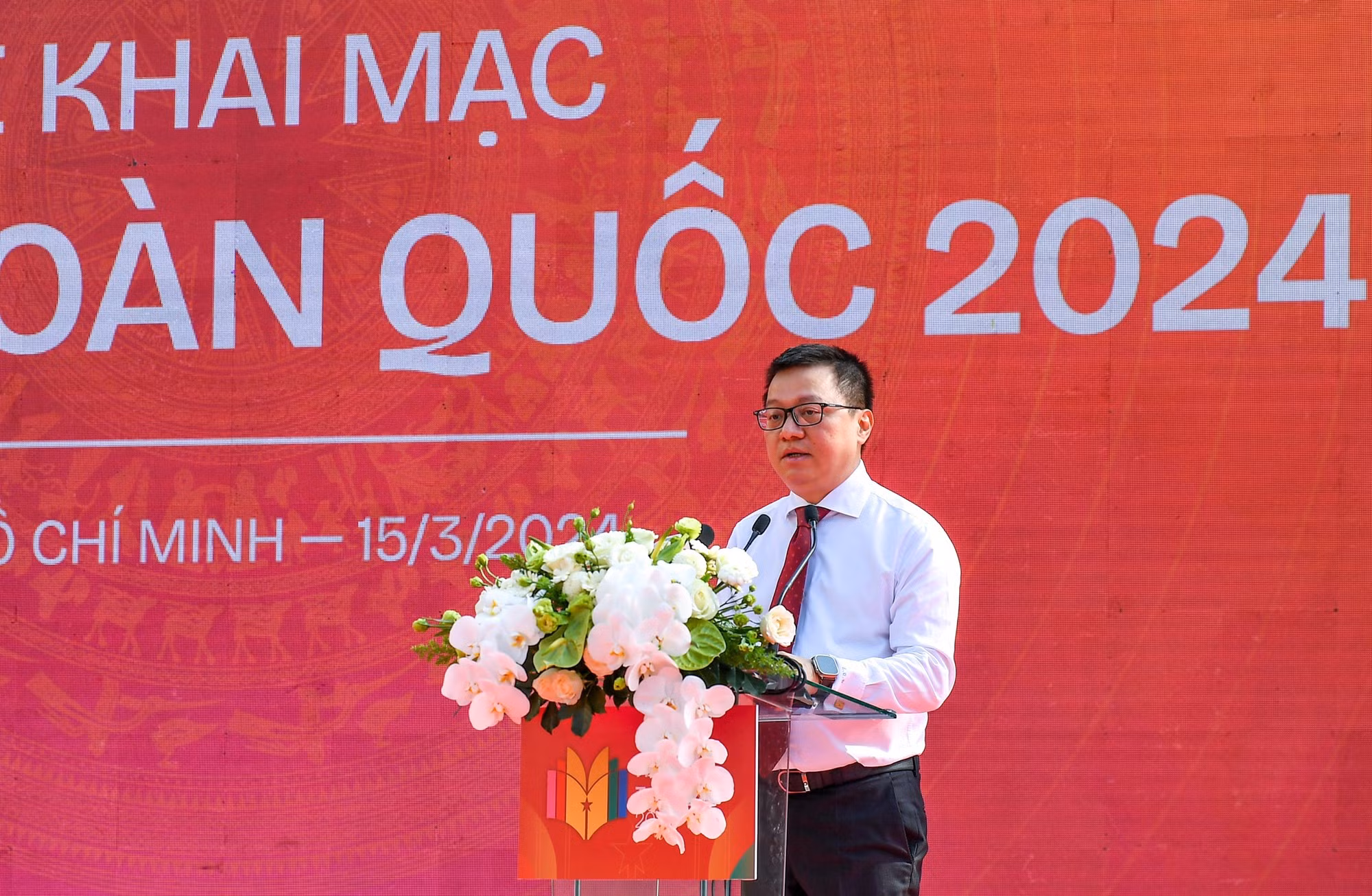 El presidente-editor del periódico Nhan Dan (Pueblo) y subjefe de la Comisión de Comunicación y Educación del PCV, Le Quoc Minh, pronuncia el discurso de apertura del festival. El presidente-editor del periódico Nhan Dan (Pueblo) y subjefe de la Comisión de Comunicación y Educación del PCV, Le Quoc Minh, pronuncia el discurso de apertura del festival.