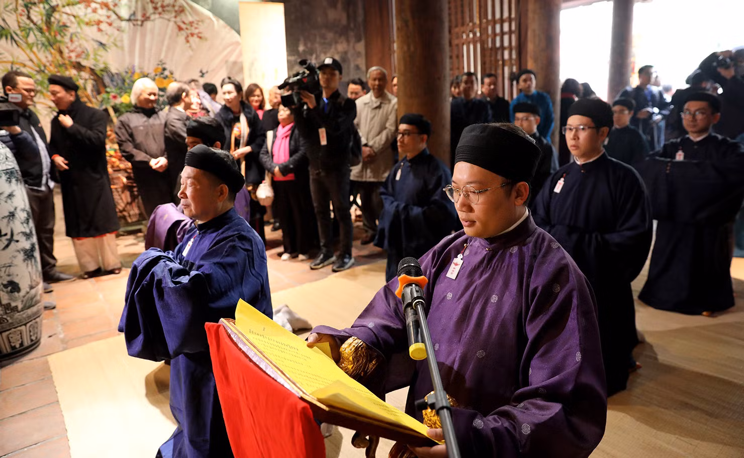Leen el pregón en la ceremonia de gratitud a Thanh Hoang (Dios tutelar) para rezar por el buen clima y la paz en el nuevo año.