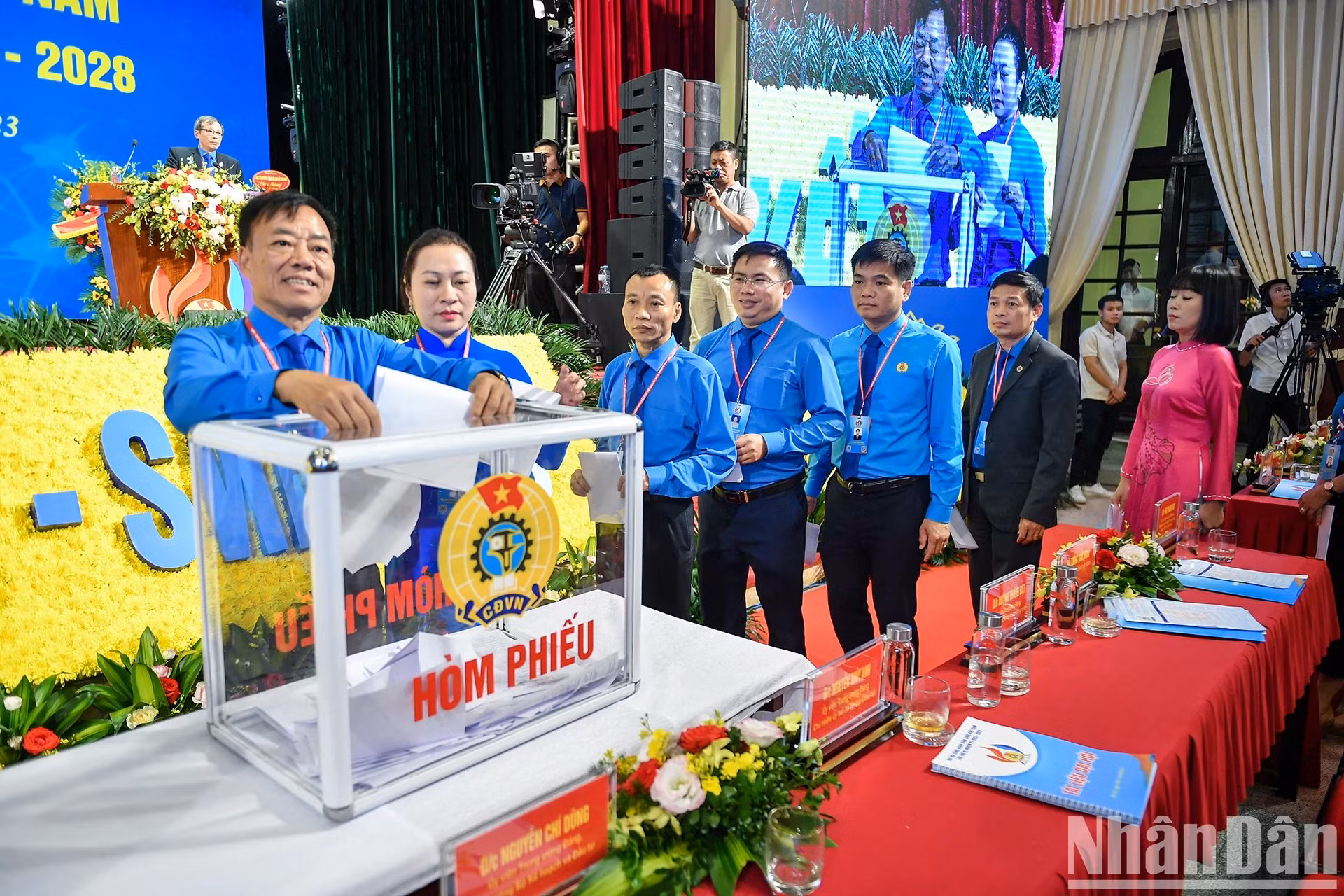 Los delegados votan para elegir el Comité Ejecutivo del Sindicato de Empleados Públicos de Vietnam para el mandato 2023-2028.