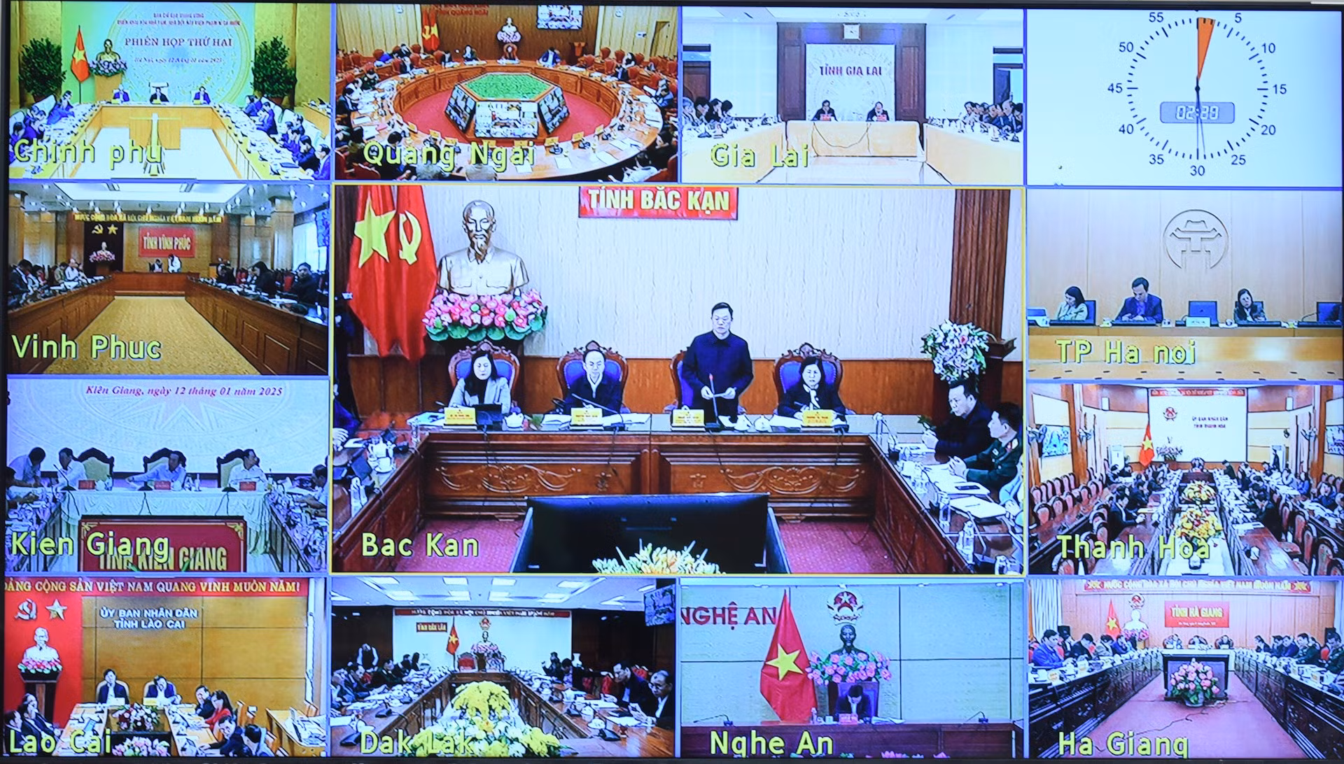 Representante del Gobierno de Bac Kan habla en la reunión.