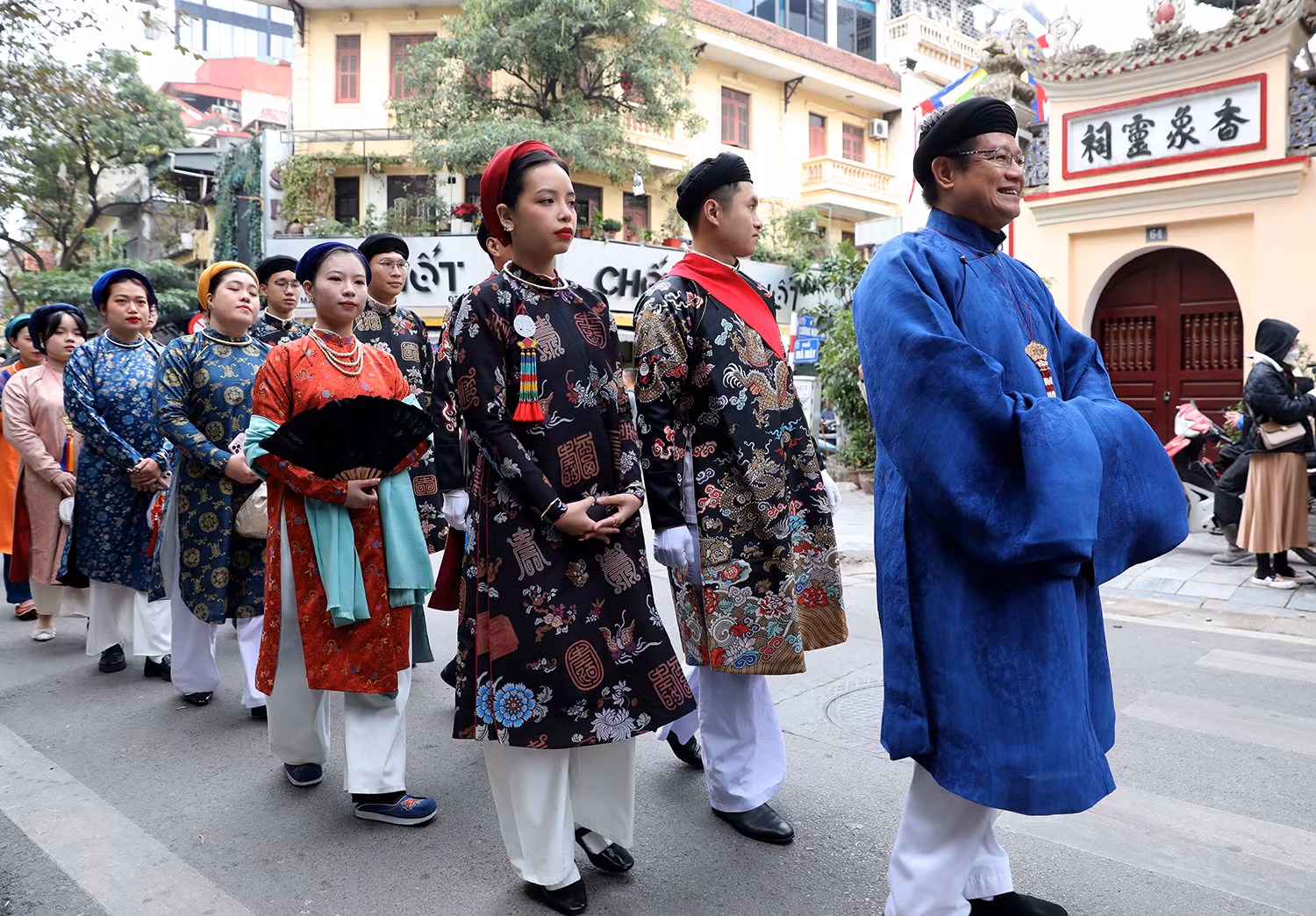 Presentan trajes antiguos de la corte imperial de Hue.
