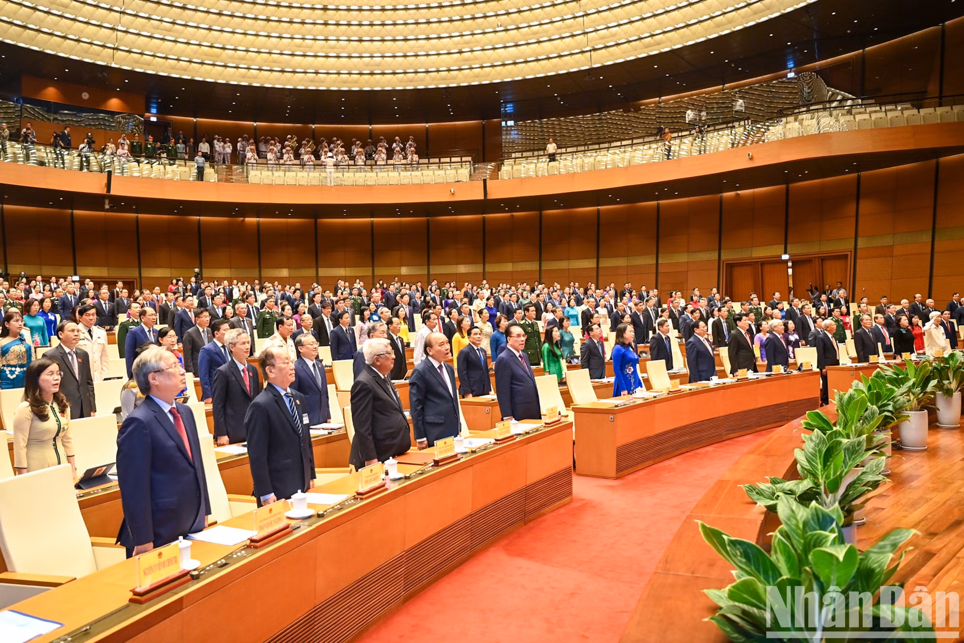 Los dirigentes, exdirigentes del Partido Comunista de Vietnam, junto con los parlamentarios realizan la ceremonia de izamiento de la bandera en la apertura del séptimo período de sesiones de la AN (XV legislatura).