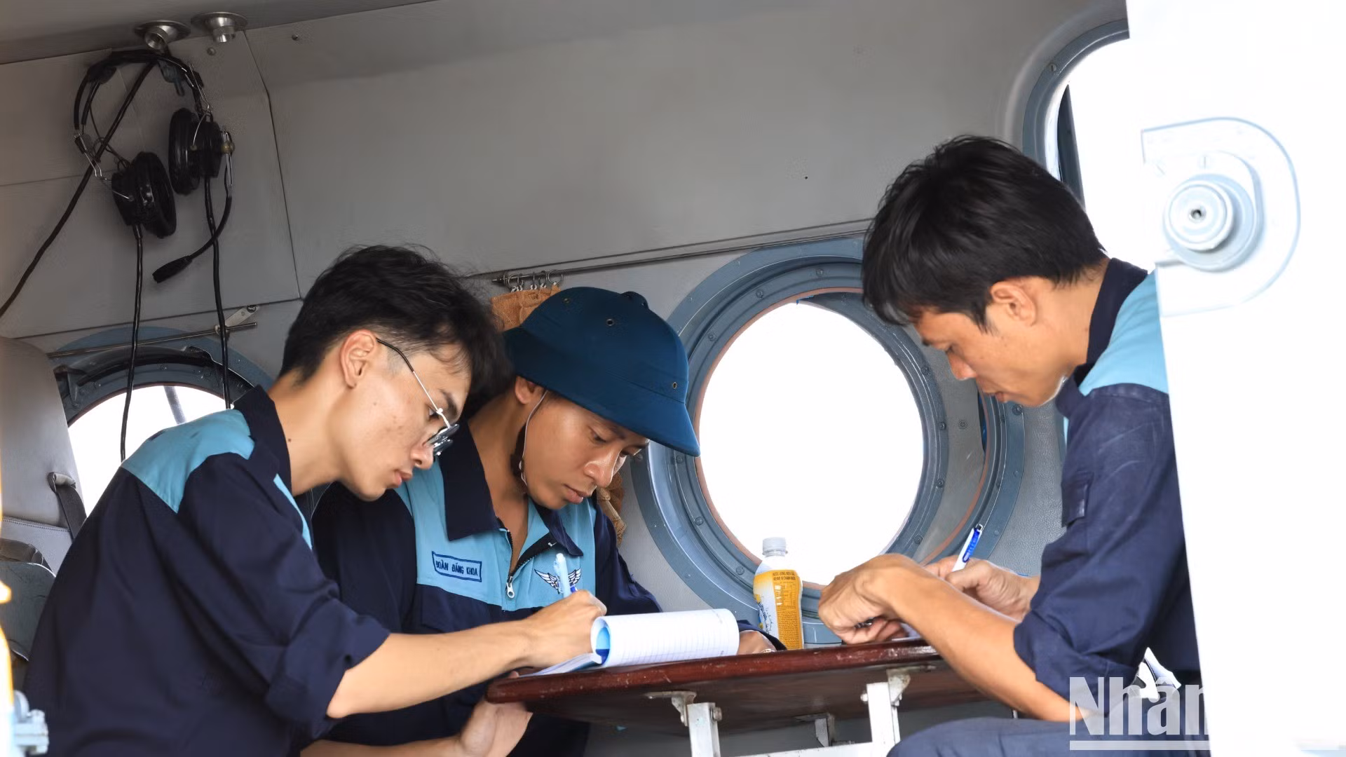 Equipo técnico registra los parámetros de vuelo.