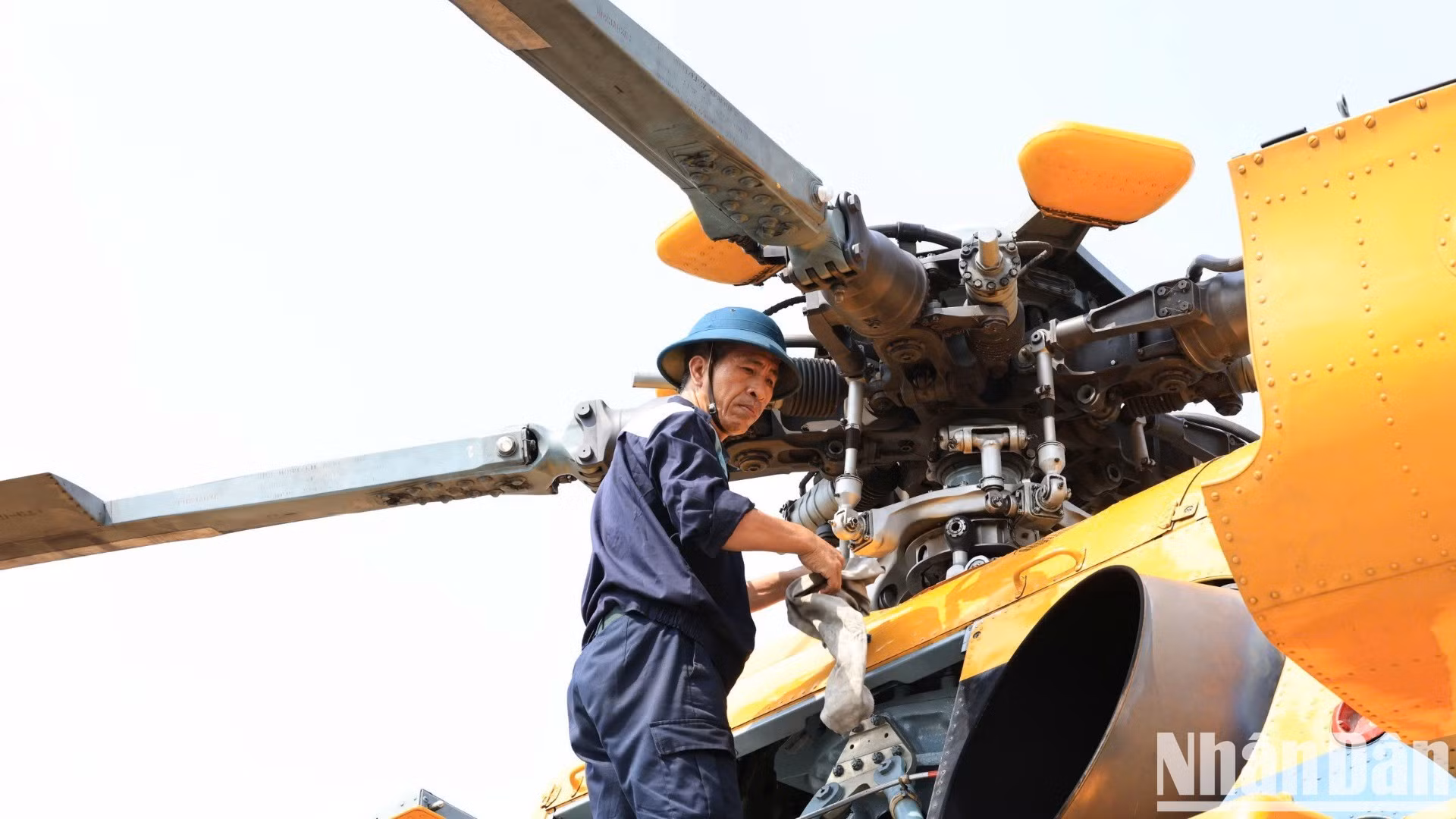 Personal técnico inspecciona las aeronaves.
