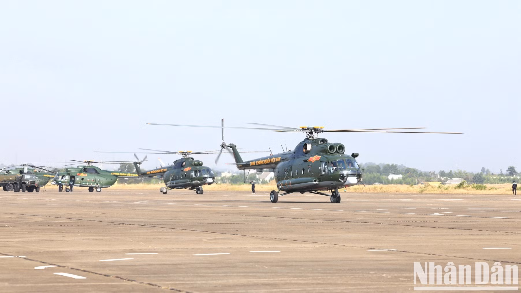 Escuadrilla de helicópteros se prepara para el vuelo de ensayo.
