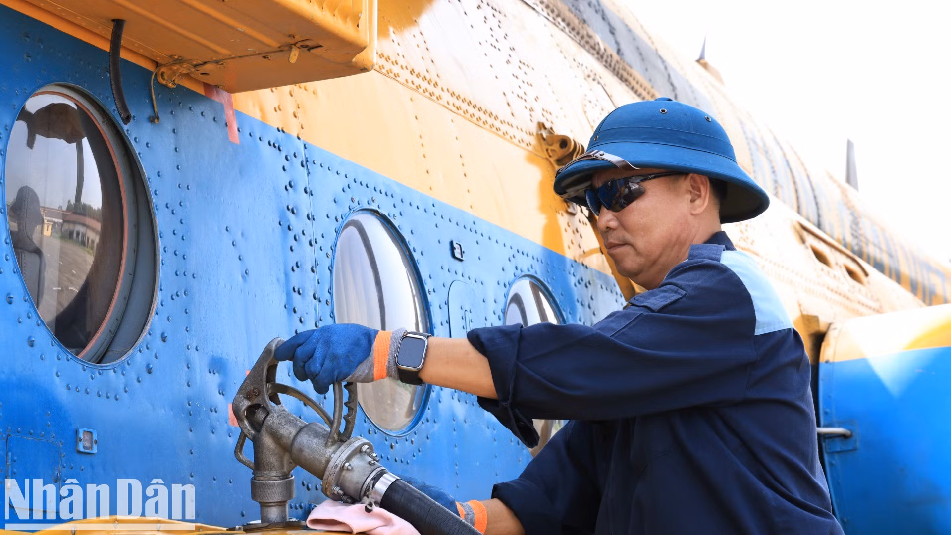Abastecimiento de combustible a las aeronaves previo al ensayo.