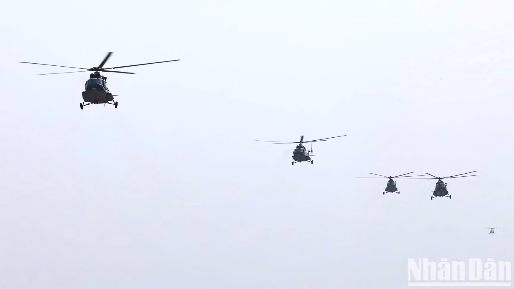 Cuatro helicópteros en formación de vuelo.