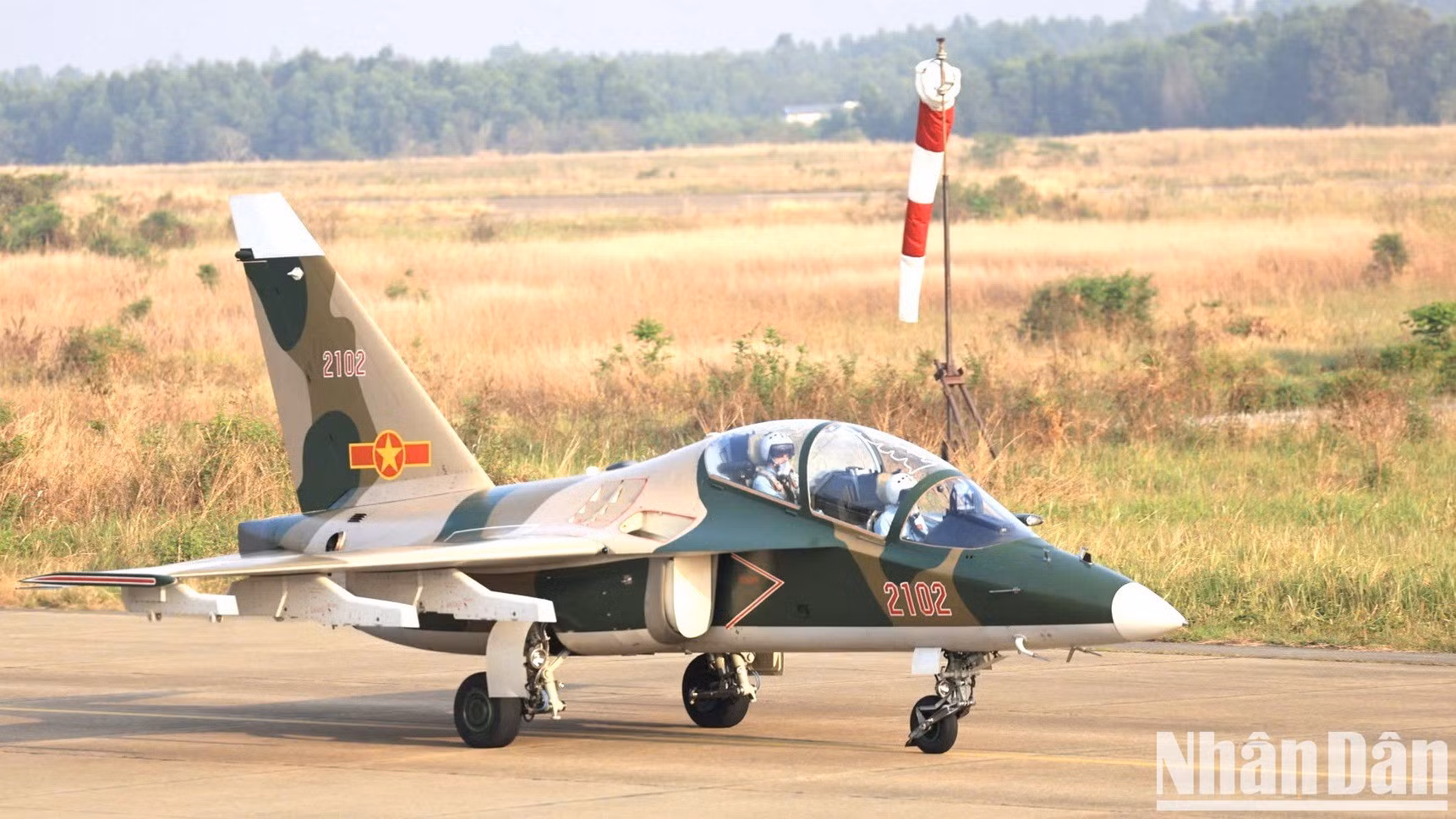 Avión Yak-130 despega para ensayo aéreo.