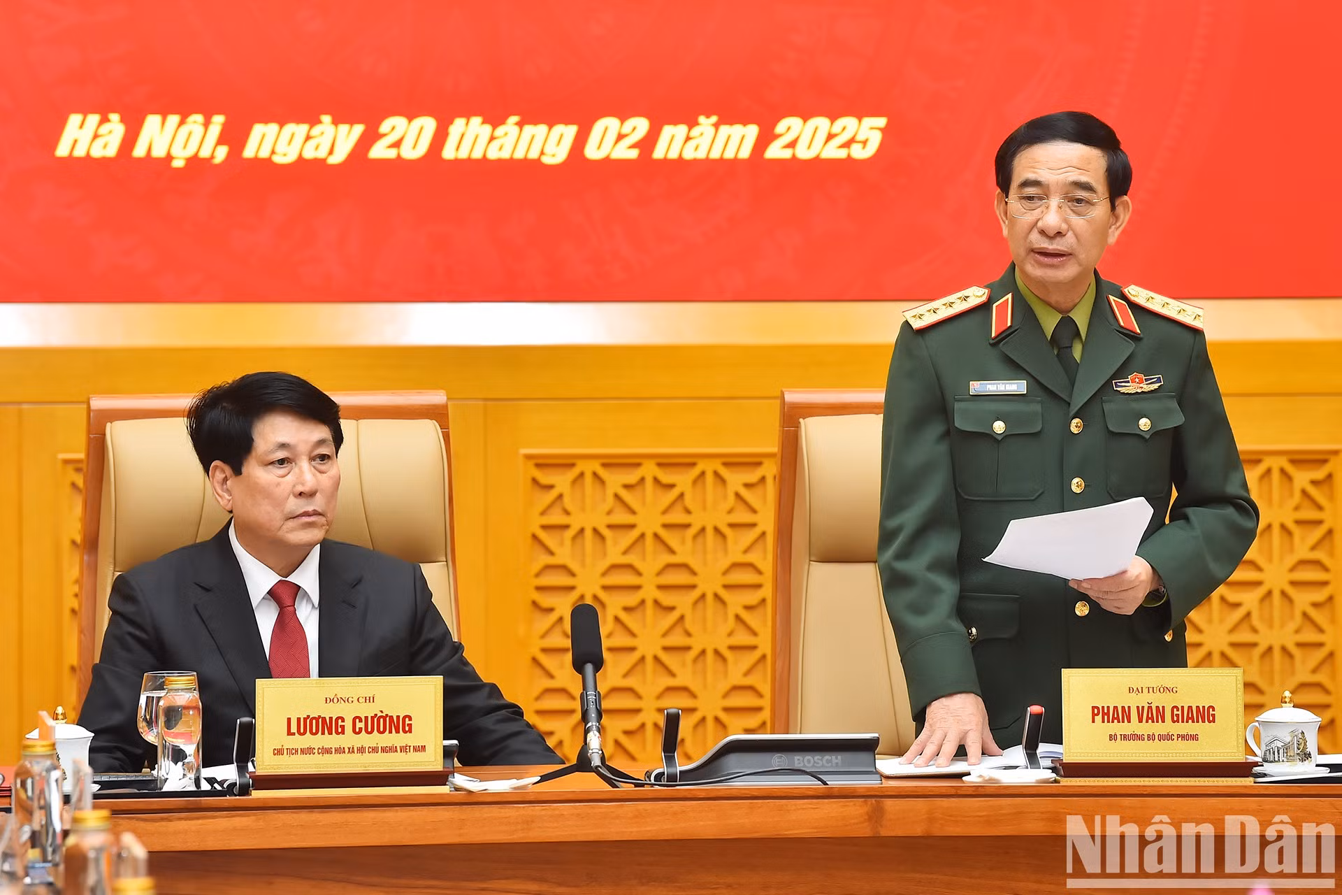 El general Phan Van Giang, ministro de Defensa Nacional, habla en la reunión.