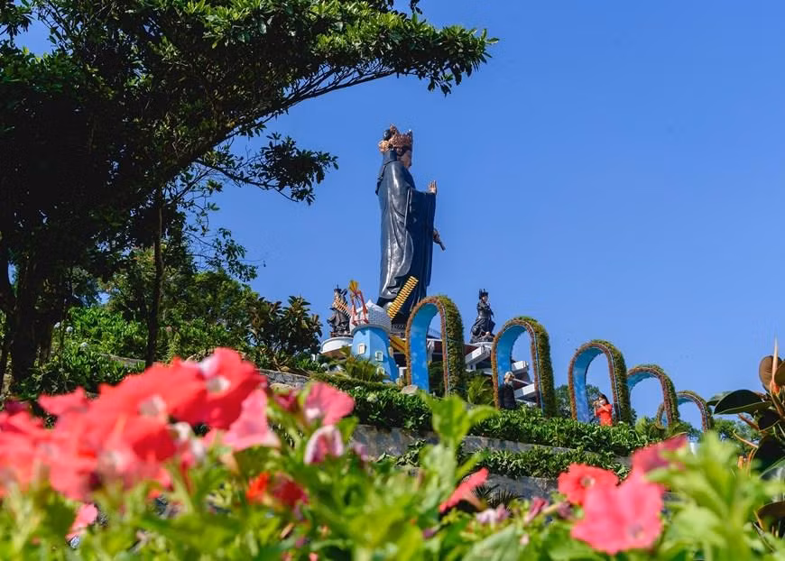 La estatua de Buda Tay Bo Da Son se sitúa en la cima de la montaña de Ba Den. (Fotografía: VNA)