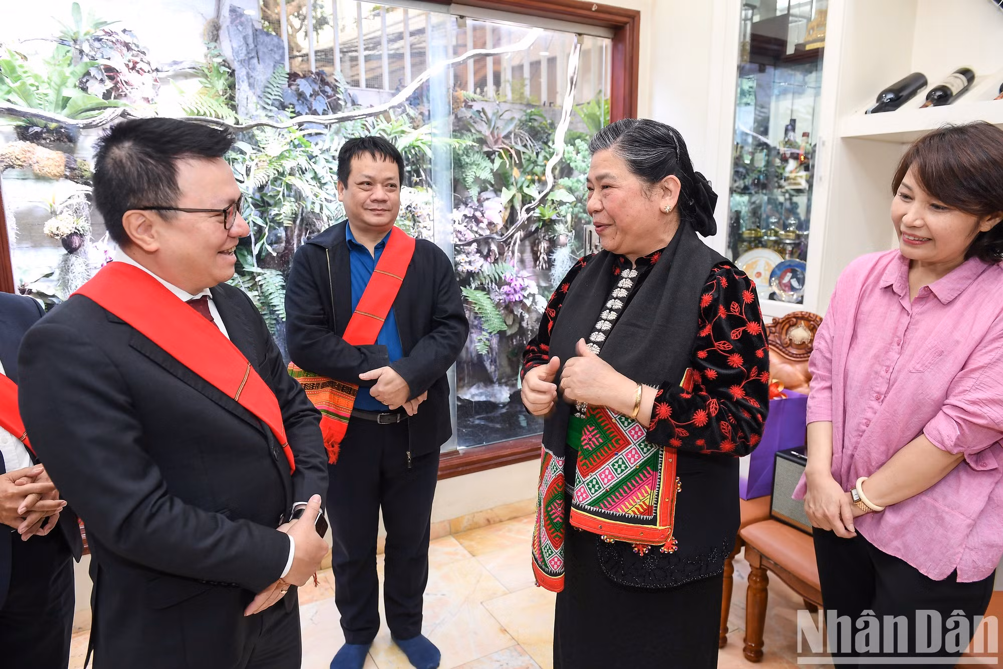 La compañera Tong Thi Phong entrega recuerdos a los dirigentes de Nhan Dan.