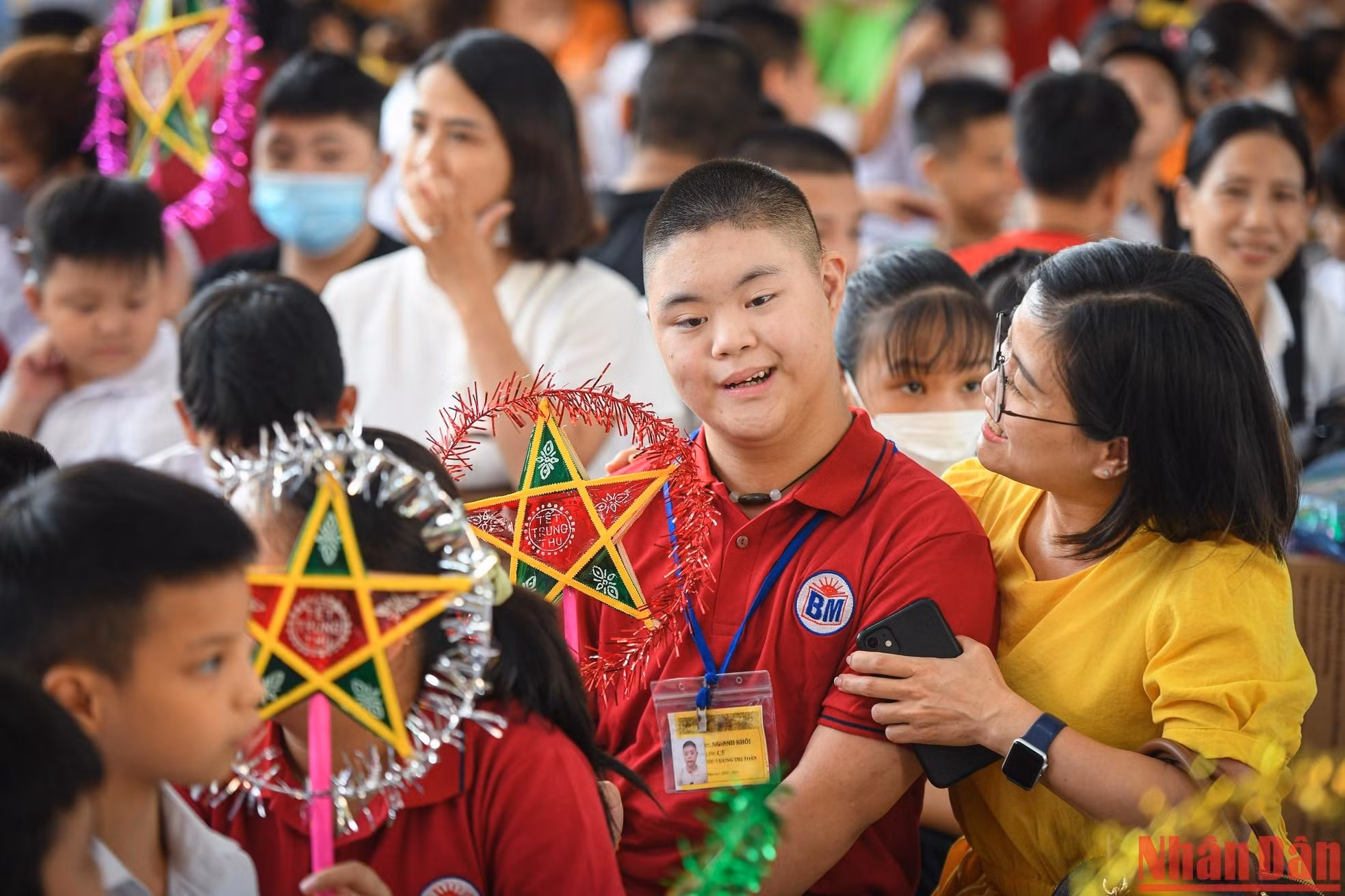La Asociación de Patrocinio de Niños Discapacitados de Hanói celebra el festival para brindar a los infantes con discapacidad funcional una feliz Fiesta del Medio Otoño.