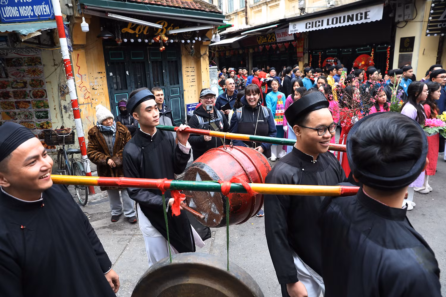 Turistas extranjeros disfrutan del ambiente festivo, explorando la festividad más importante del pueblo vietnamita.