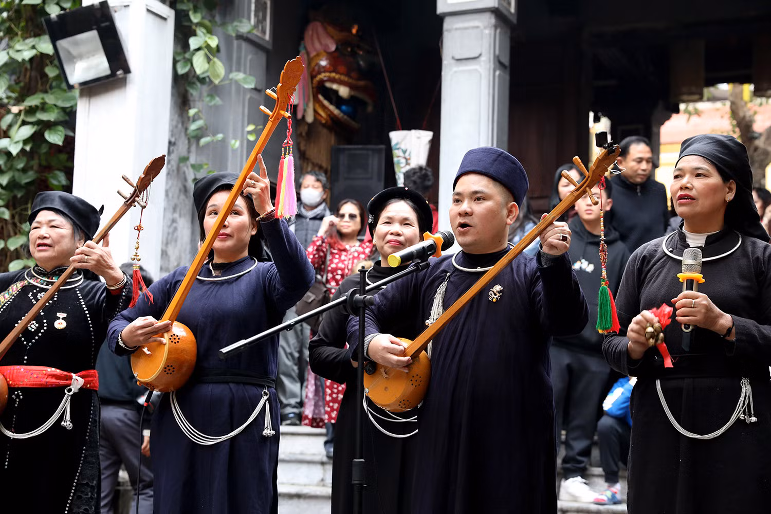 Las etnias Tay y Nung de la provincia septentrional de Thai Nguyen interpretan sus melodías tradicionales.