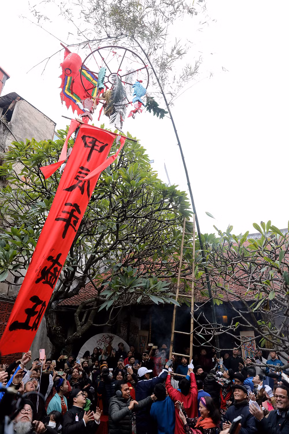 El árbol de “Cay Neu” (árbol de Neu) instalado en el patio de la casa comunal de Kim Ngan.