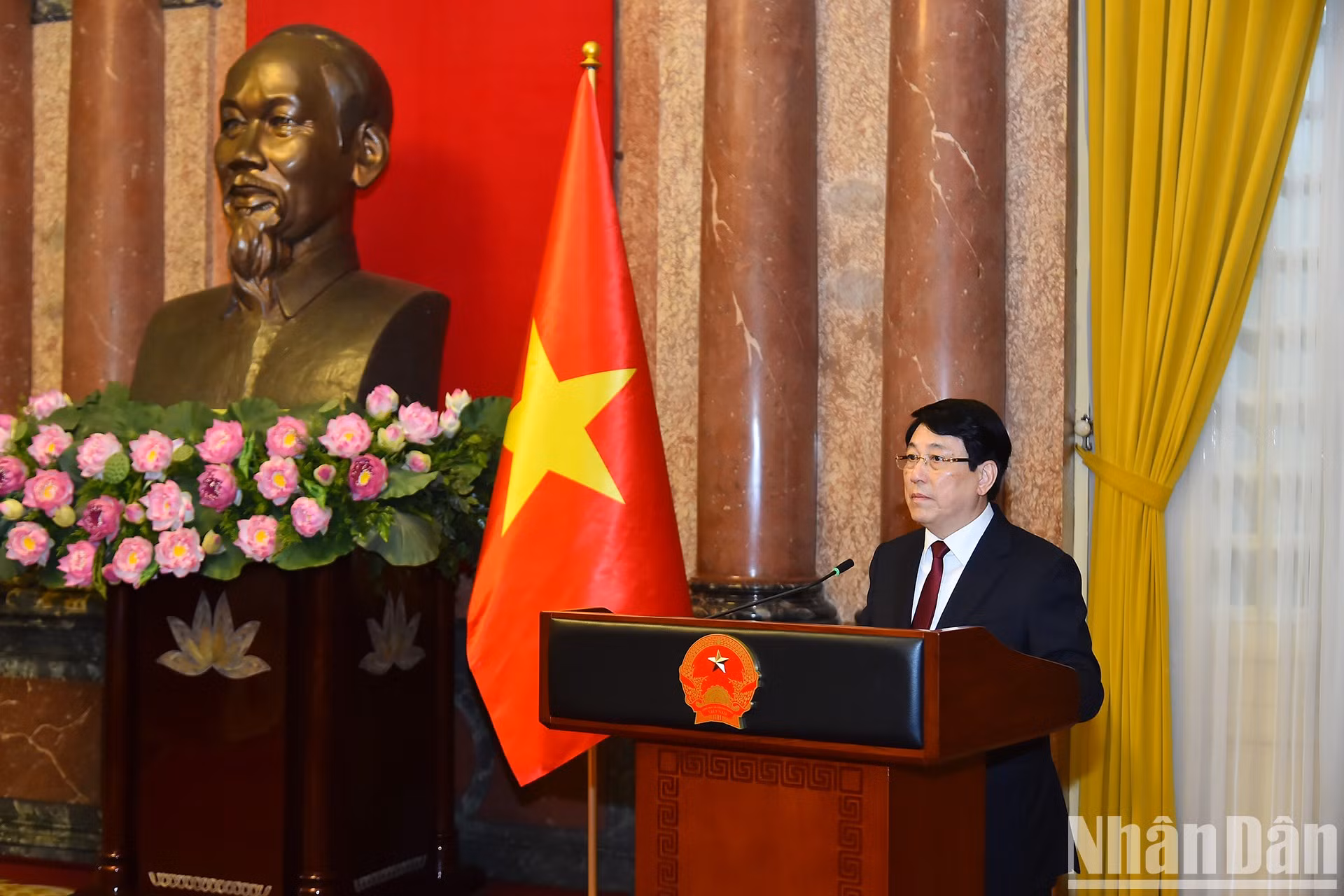 El presidente Luong Cuong pronuncia un discurso en el que asigna tareas al teniente general Le Quoc Hung. El presidente Luong Cuong pronuncia un discurso en el que asigna tareas al teniente general Le Quoc Hung.