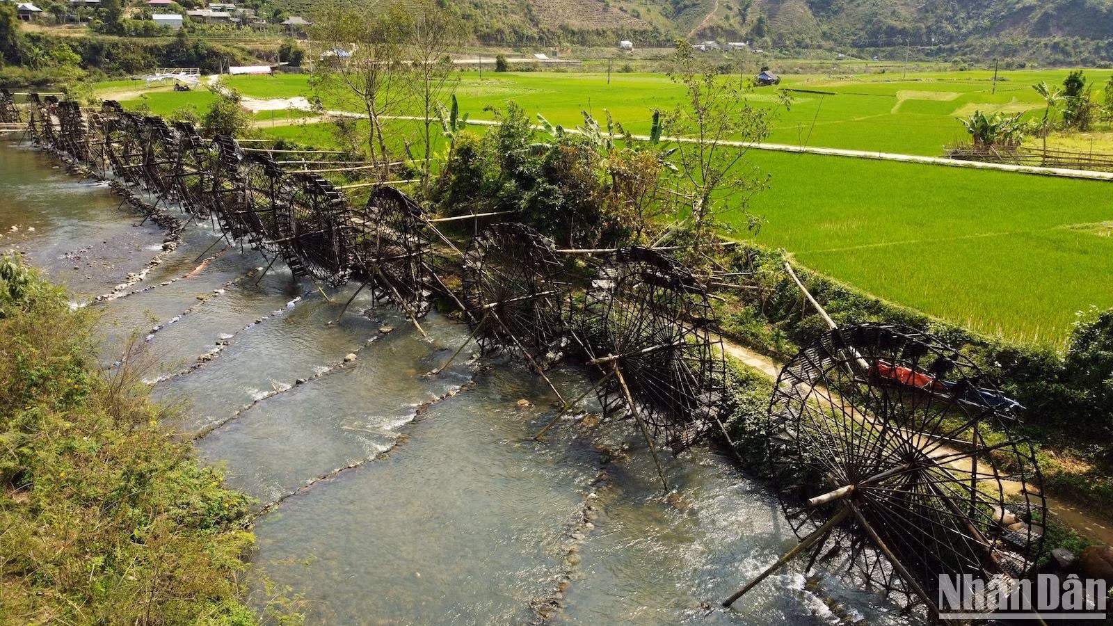 Las 30 ruedas de agua gigantes giran junto al río Nam Mu, creando una experiencia visual y auditiva vívida de las montañas y los bosques. Las 30 ruedas de agua gigantes giran junto al río Nam Mu, creando una experiencia visual y auditiva vívida de las montañas y los bosques.