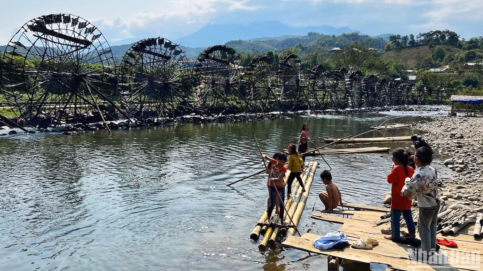 Los niños de la aldea de Na Khuong juegan junto a las ruedas de agua. Los niños de la aldea de Na Khuong juegan junto a las ruedas de agua.