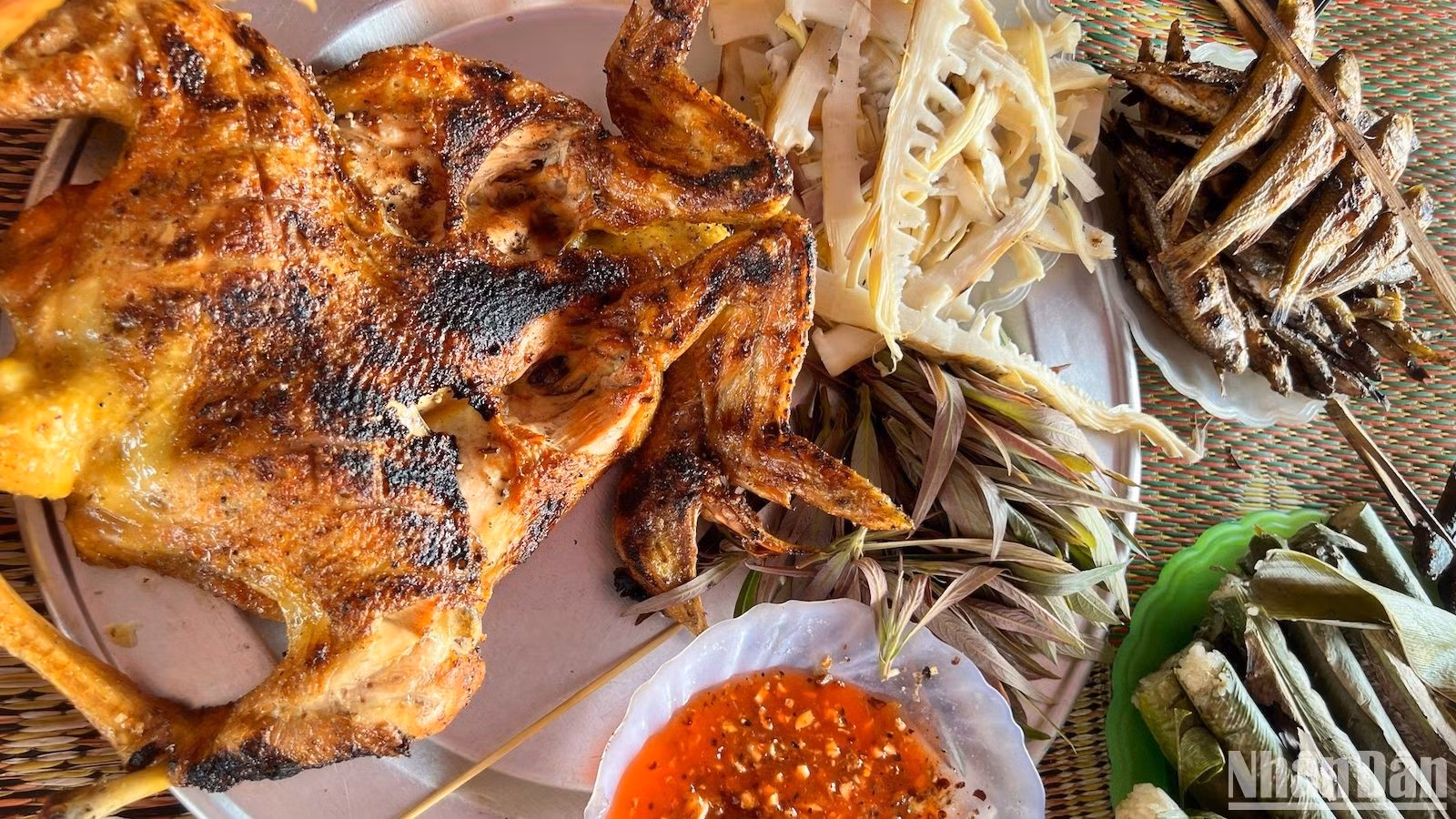 Entre las especialidades culinarias de esta etnia se incluyen el pollo de montaña a la parrilla, los brotes de bambú amargo, el pescado de arroyo y el "com lam" (arroz horneado en cañas de bambú). Entre las especialidades culinarias de esta etnia se incluyen el pollo de montaña a la parrilla, los brotes de bambú amargo, el pescado de arroyo y el "com lam" (arroz horneado en cañas de bambú).