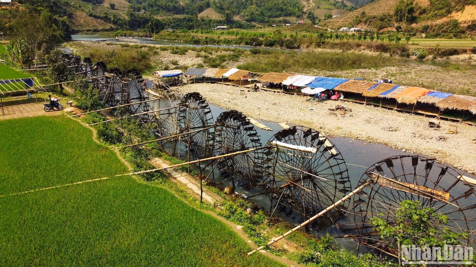La gente del lugar ha construido puentes de bambú y ha decorado el lugar con paisajes en miniatura, balsas y cabañas para atender a los turistas. La gente del lugar ha construido puentes de bambú y ha decorado el lugar con paisajes en miniatura, balsas y cabañas para atender a los turistas.