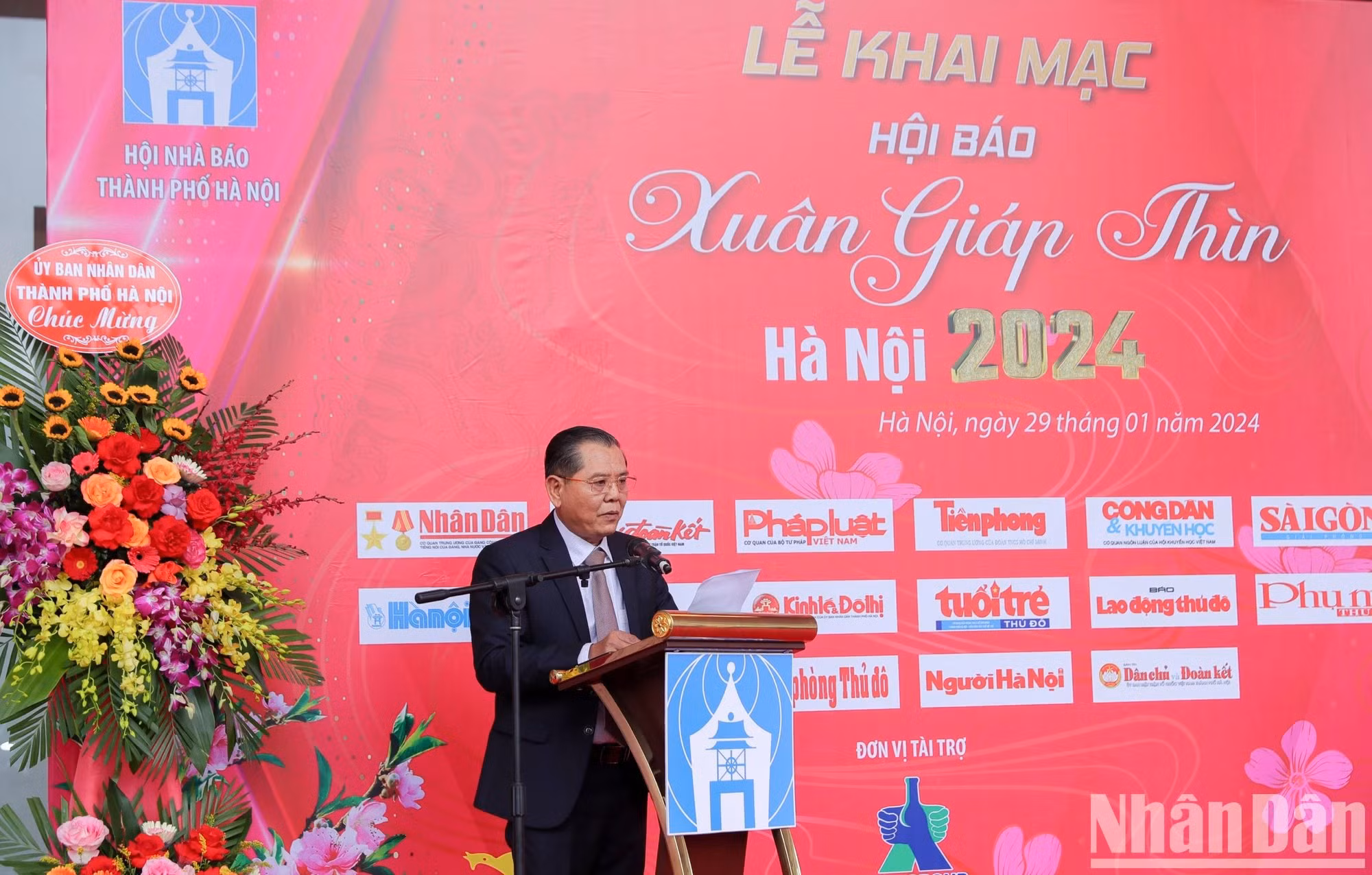El presidente de la Asociación de Periodistas de Hanói, To Quang Phan, resalta los logros de las agencias de prensa de Hanói durante el año pasado.