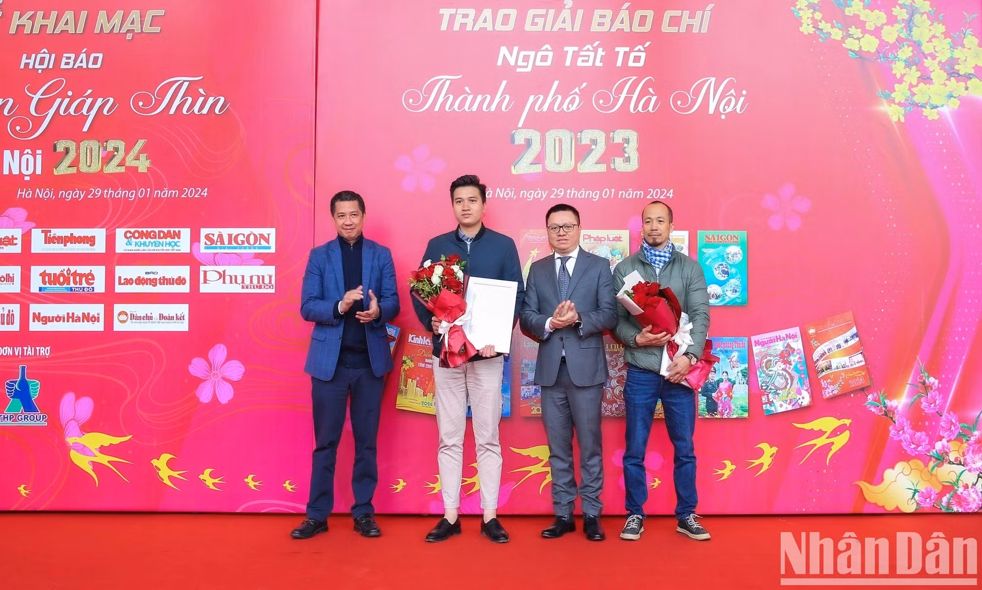 Quoc Minh otorga el premio especial al grupo de autores de Radio y Televisión de Hanói.